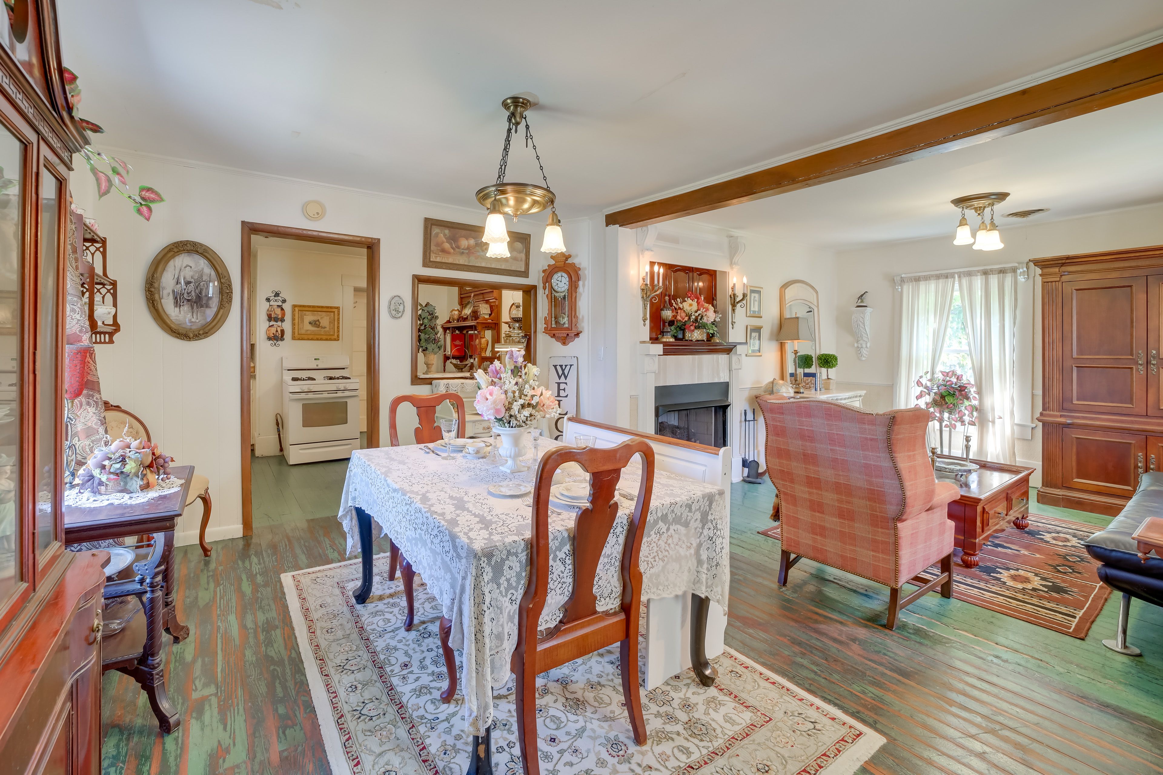 Dining Area | Dishware/Flatware Provided