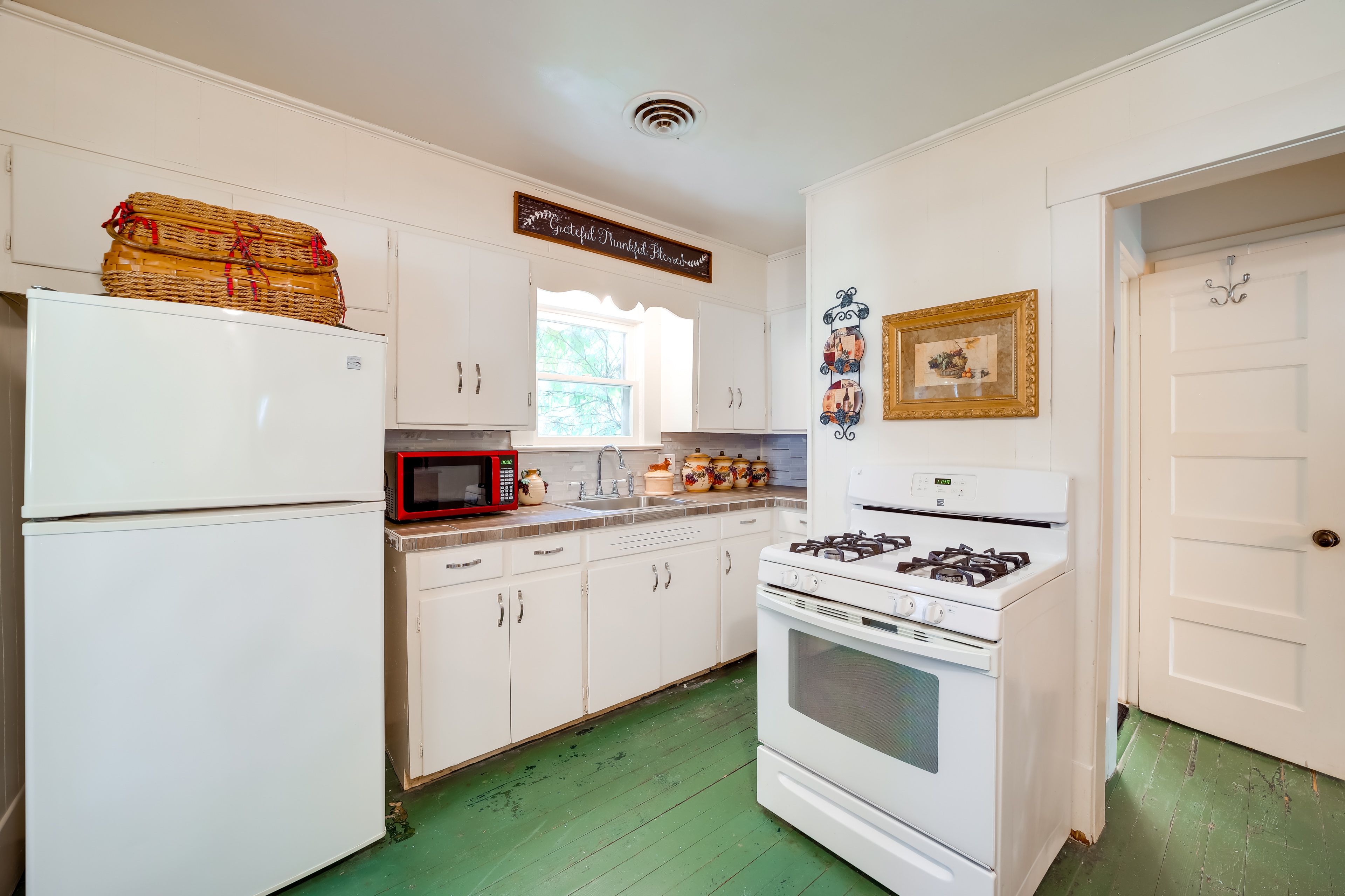 Kitchen | Cooking Basics | Coffee Maker | Paper Towels/Trash Bags Provided