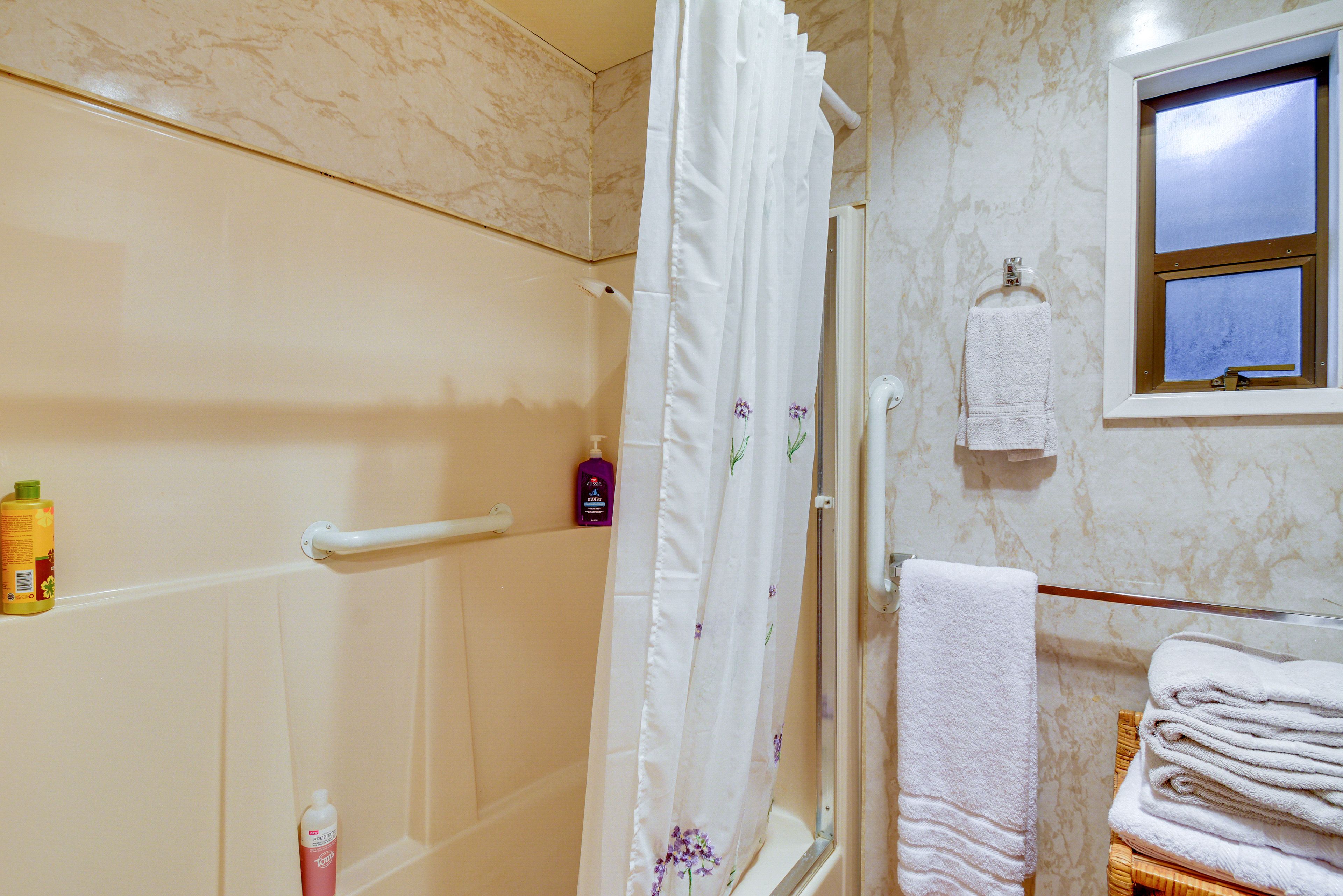 Full Bathroom | 1st Floor | Shower/Tub Combo | Towels Provided