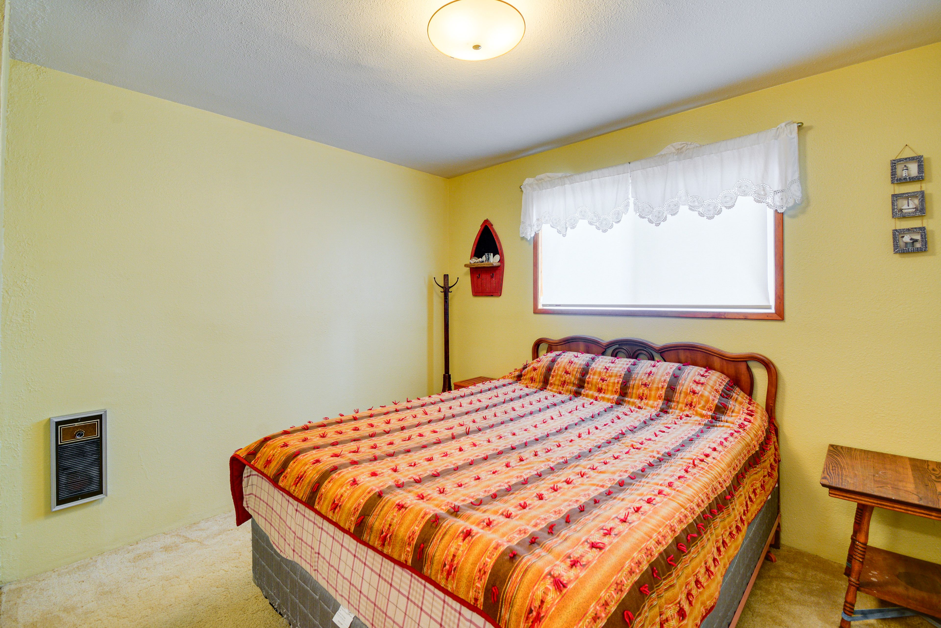 Bedroom 1 | 1st Floor | Queen Bed | Linens Provided