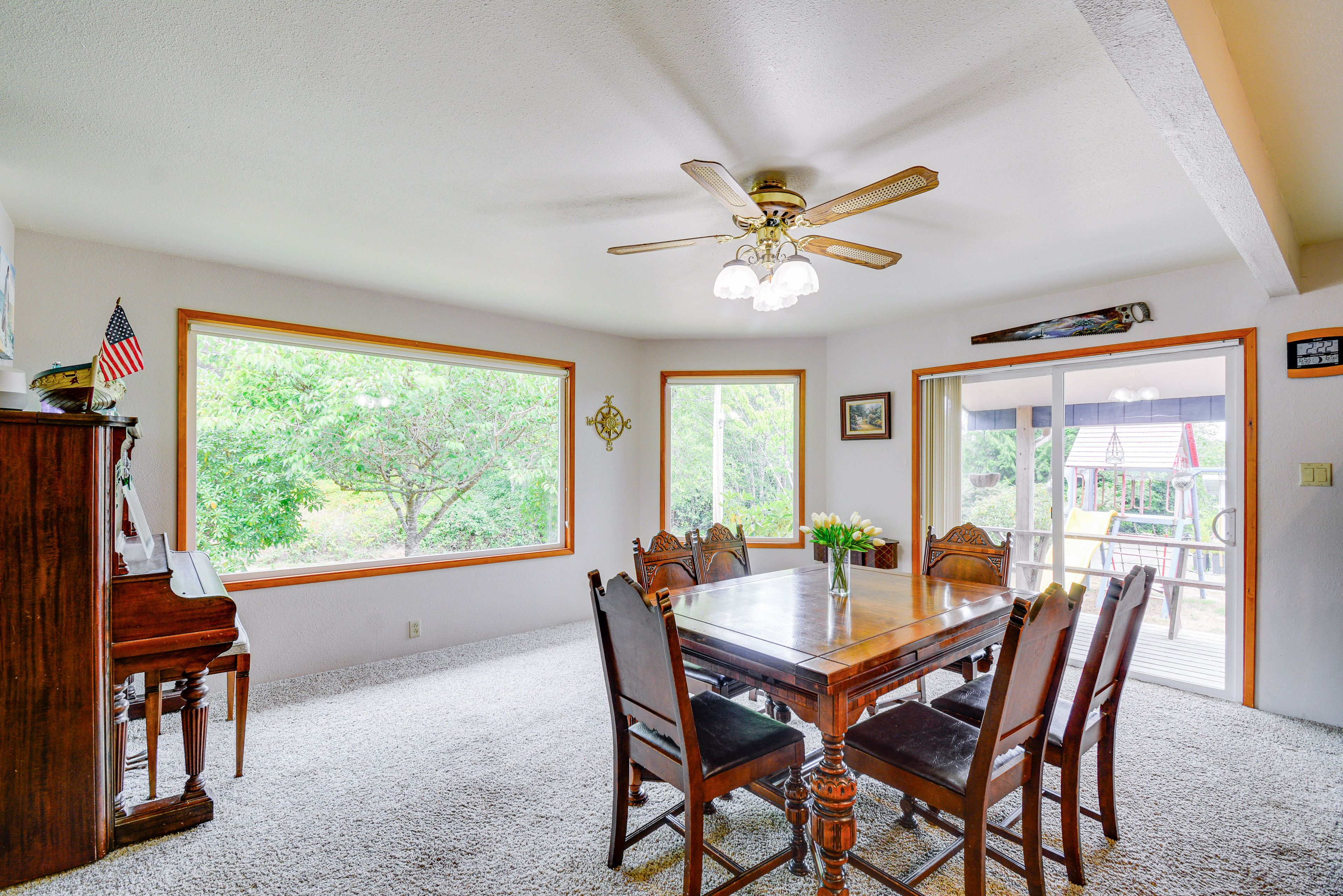 Dining Area | Dining Table | Dishware/Flatware | Piano