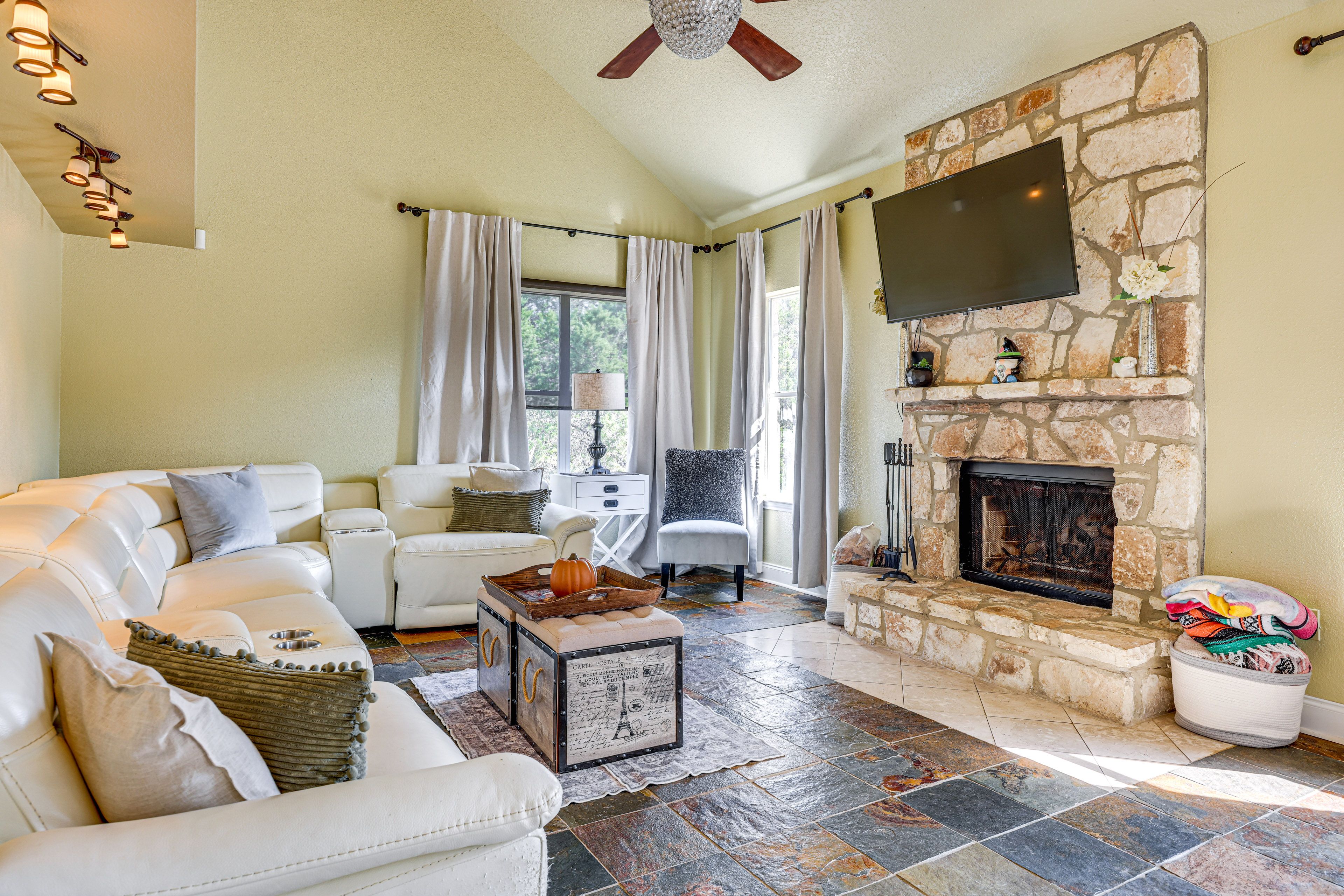 Living Room | Central A/C | Smart TV | Cable/Satellite