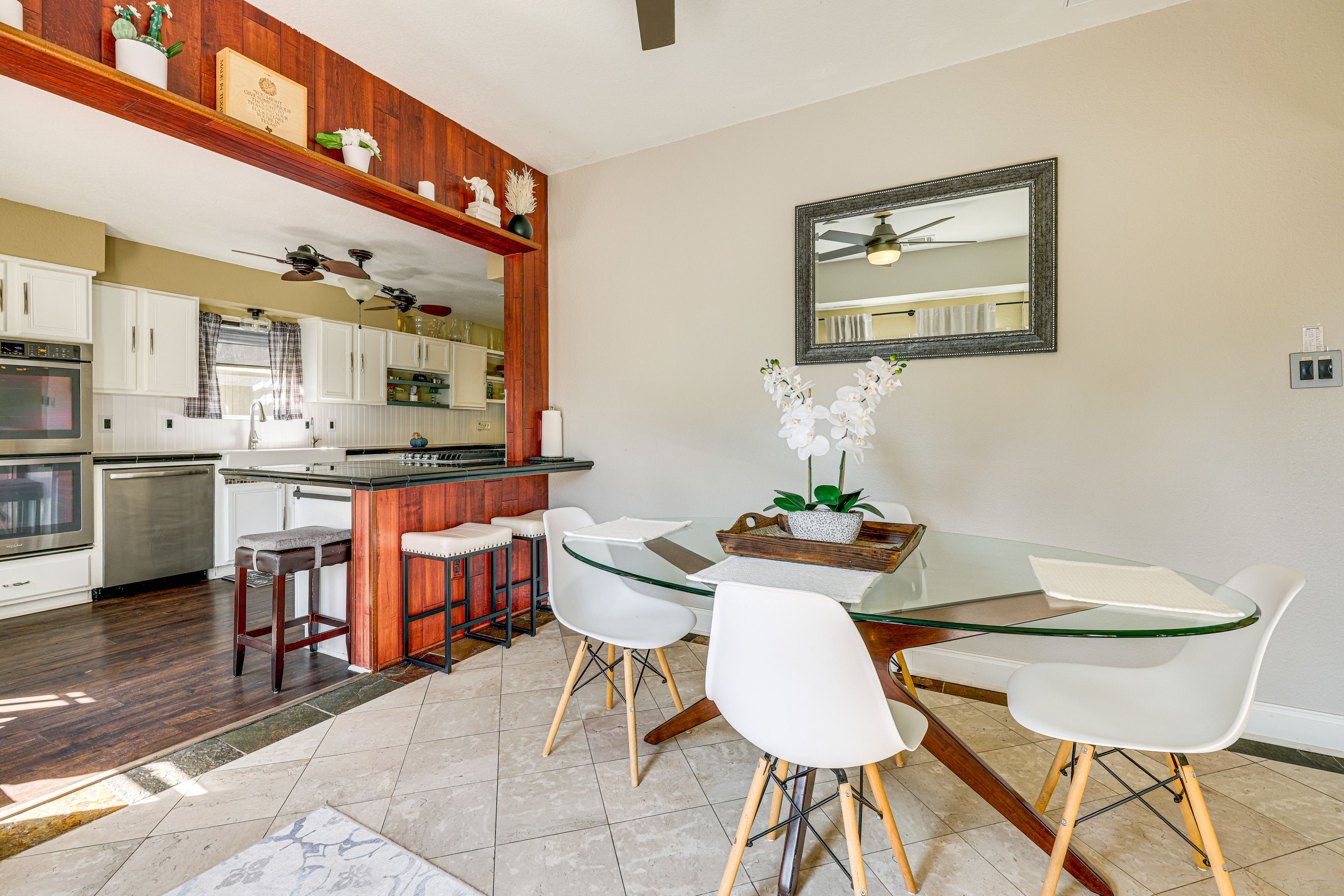 Casual Dining Area | Free WiFi