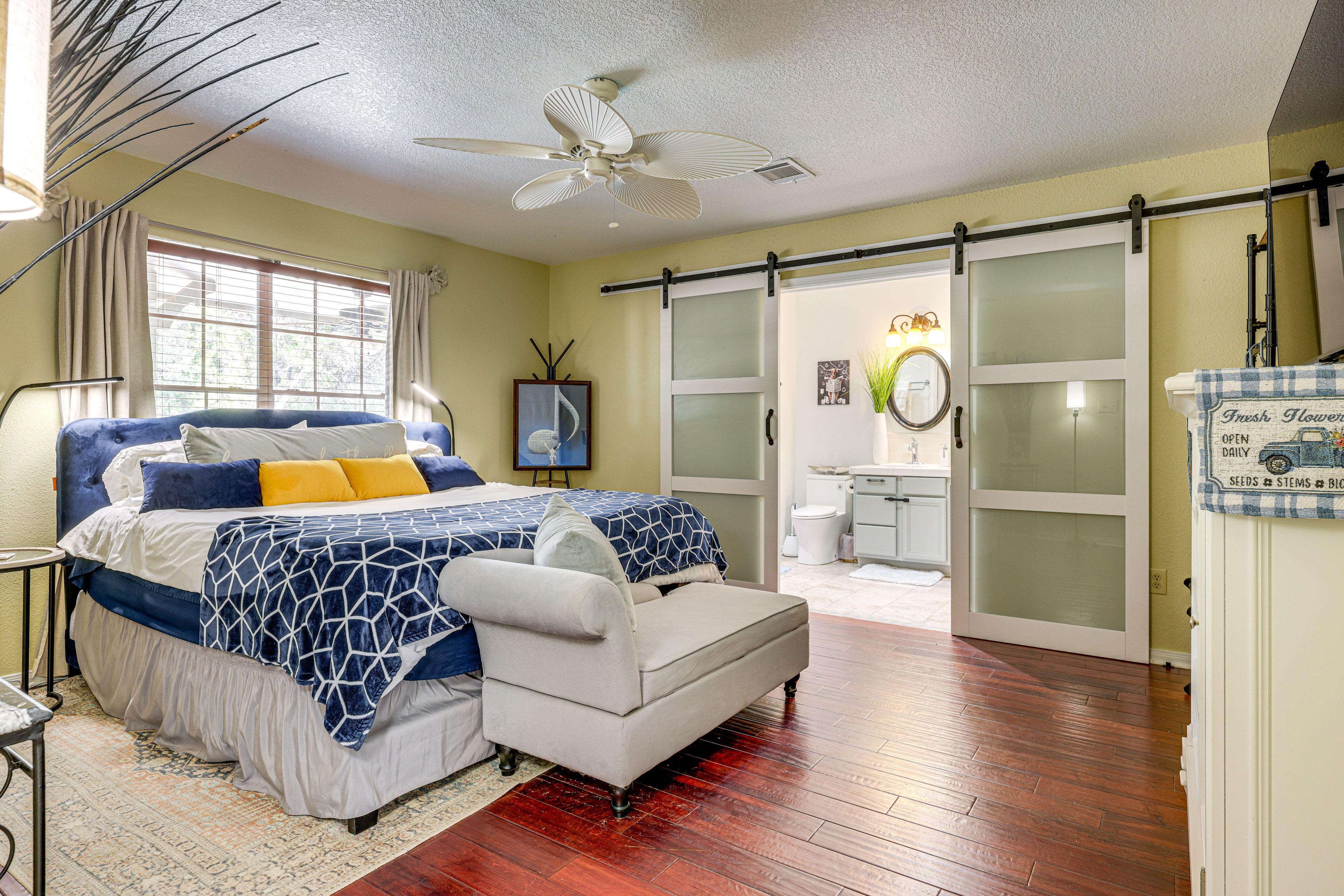 Bedroom 1 | King Bed | Smart TV | En-Suite Bathroom
