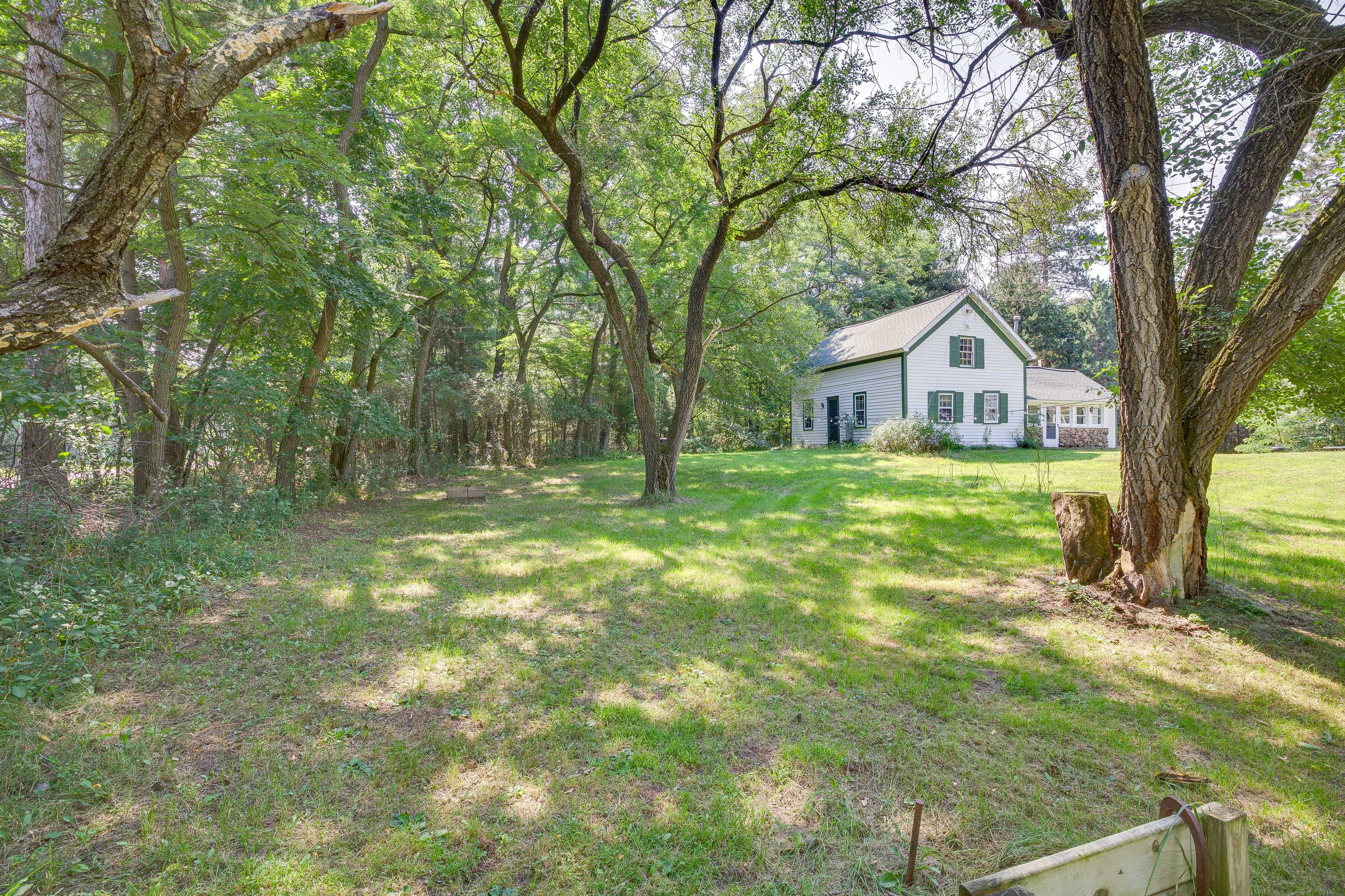 Yard | Fire Pit | Horseshoes | Charcoal Gill | Picnic Table