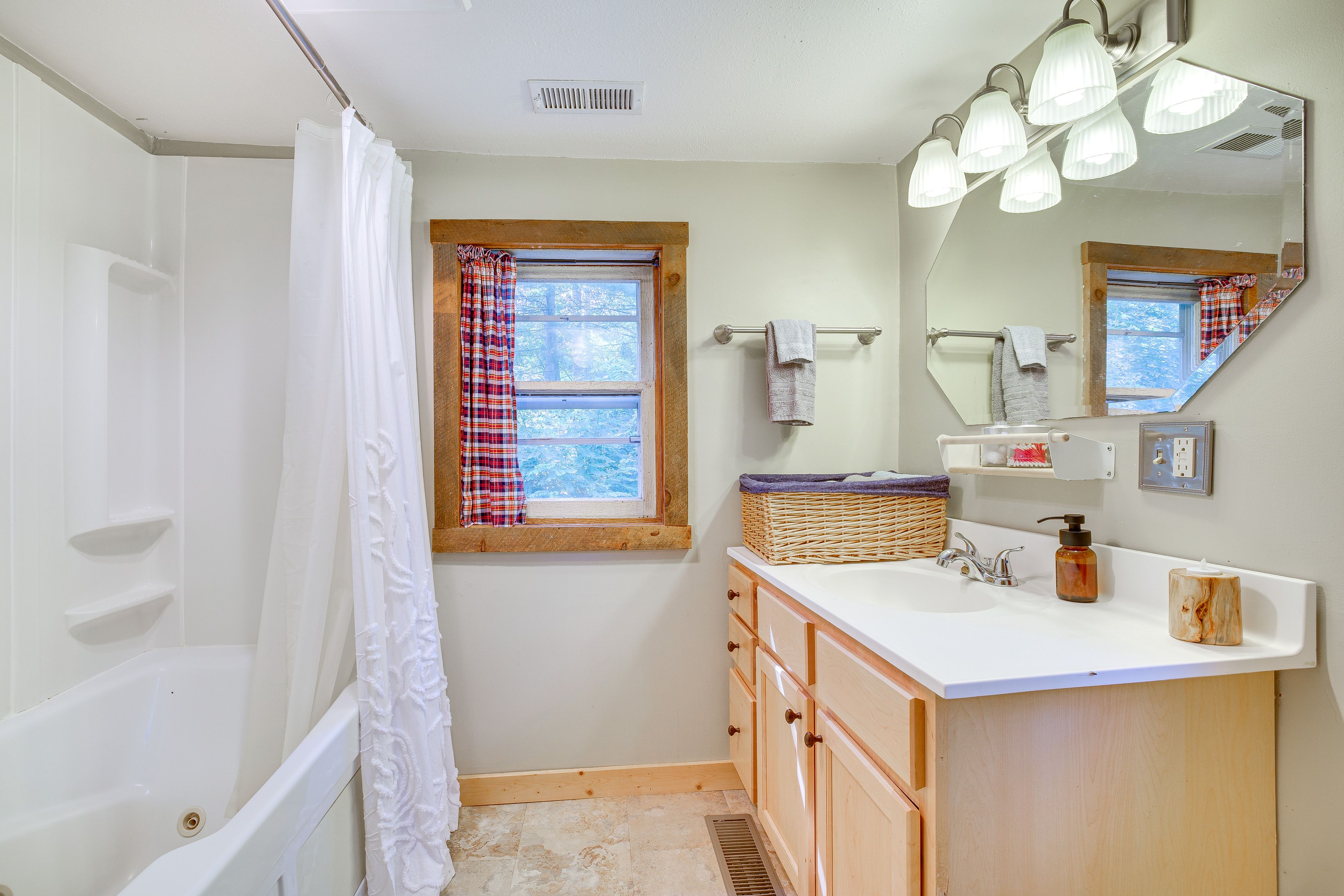 Full Bath | Toiletries | Towels