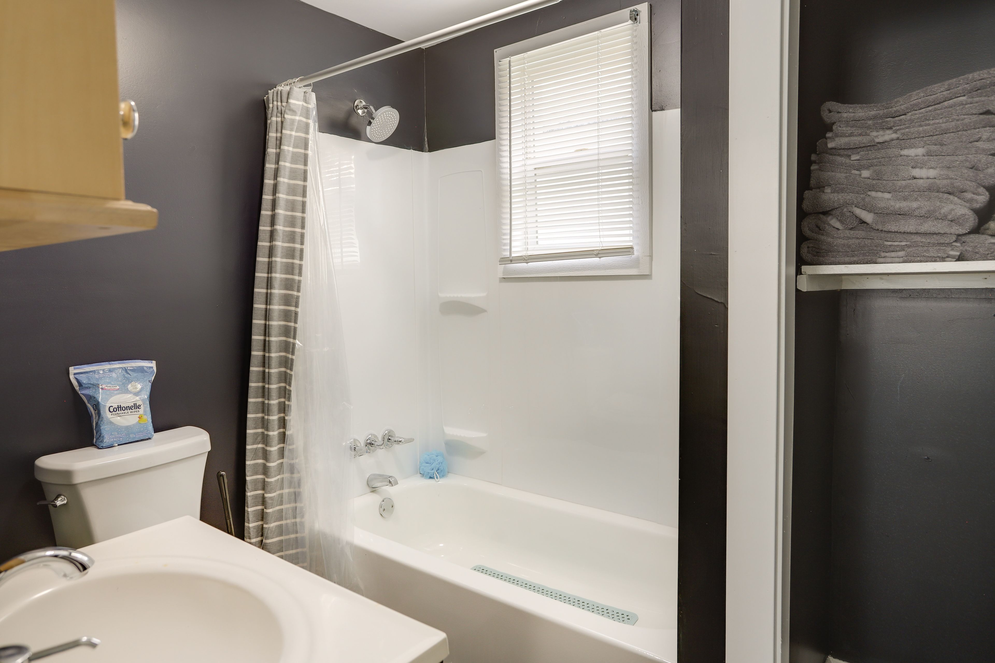 Full Bathroom | Towels Provided | Complimentary Toiletries