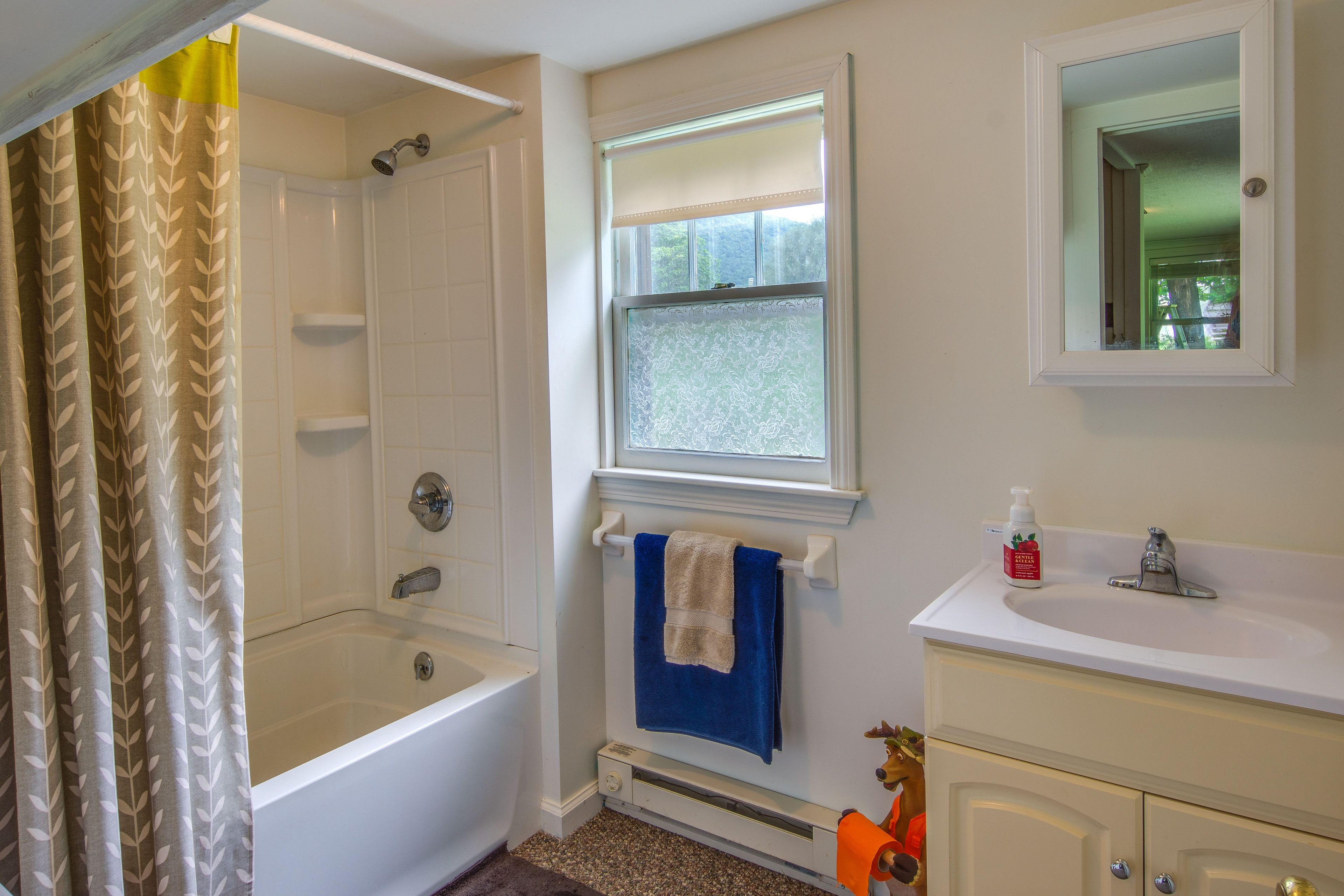 Full Bathroom | 1st Floor | Towels Provided | Shower/Tub Combo