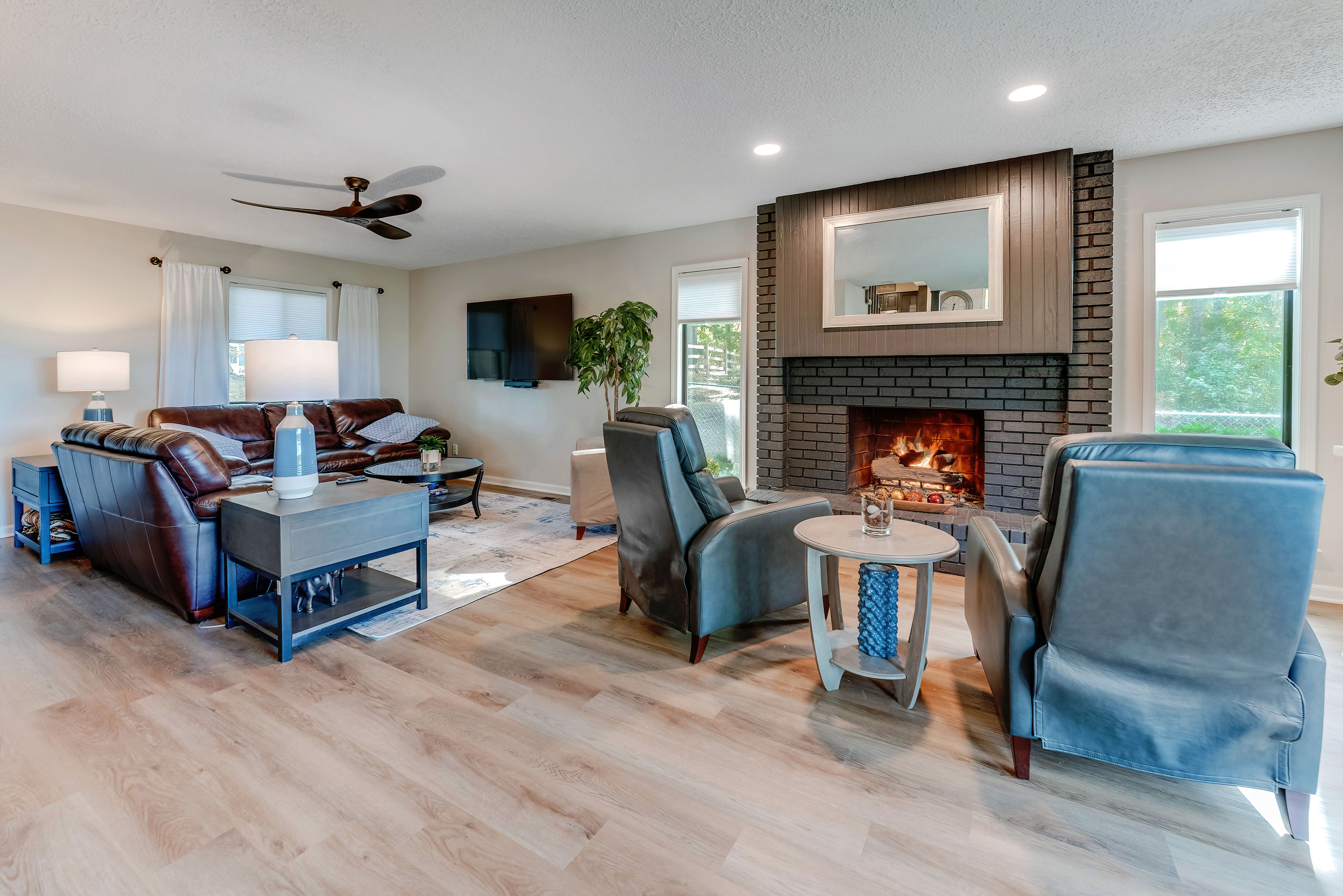 Living Room | Smart TV | Free WiFi | Central A/C & Heating