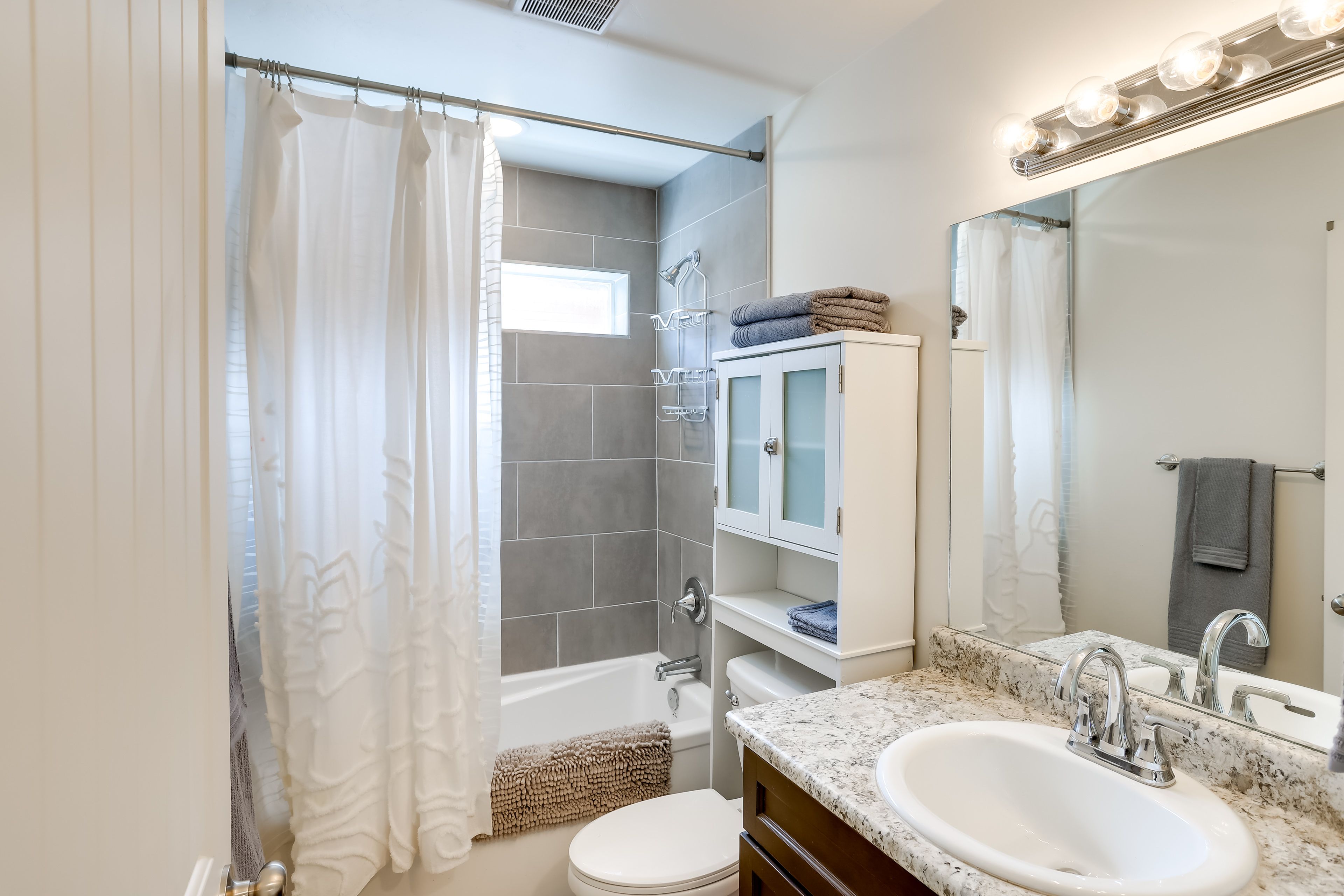 Full Bathroom | 2nd Floor | Complimentary Toiletries