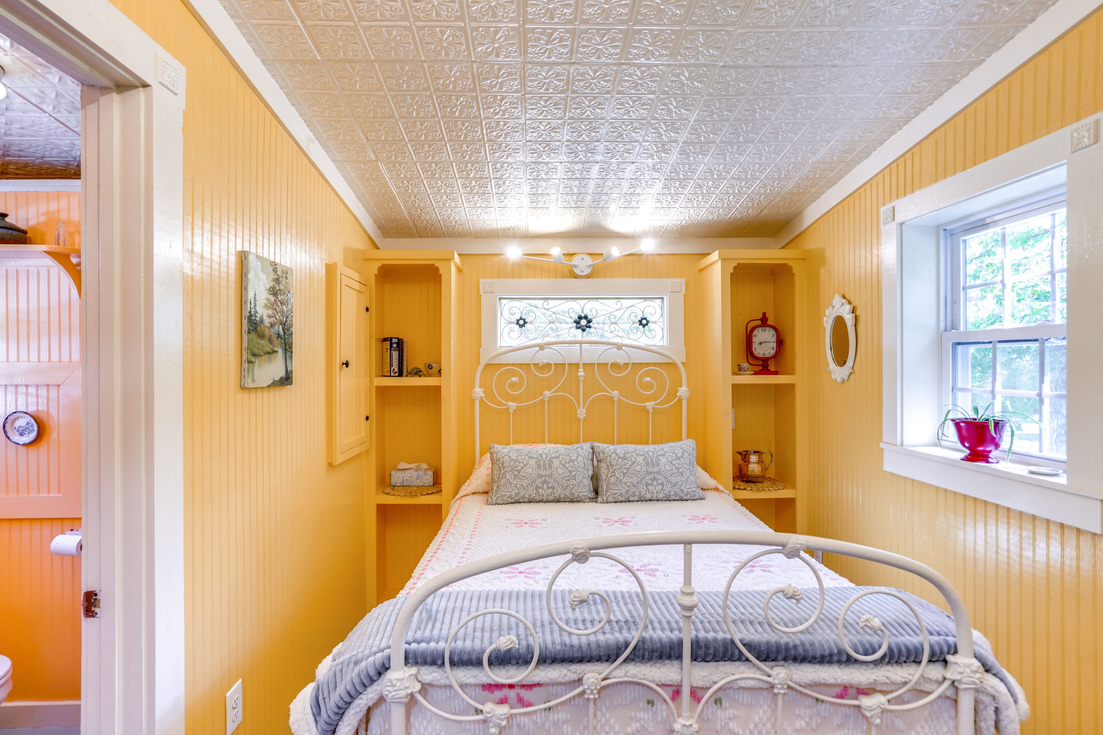 Studio | Queen Bed