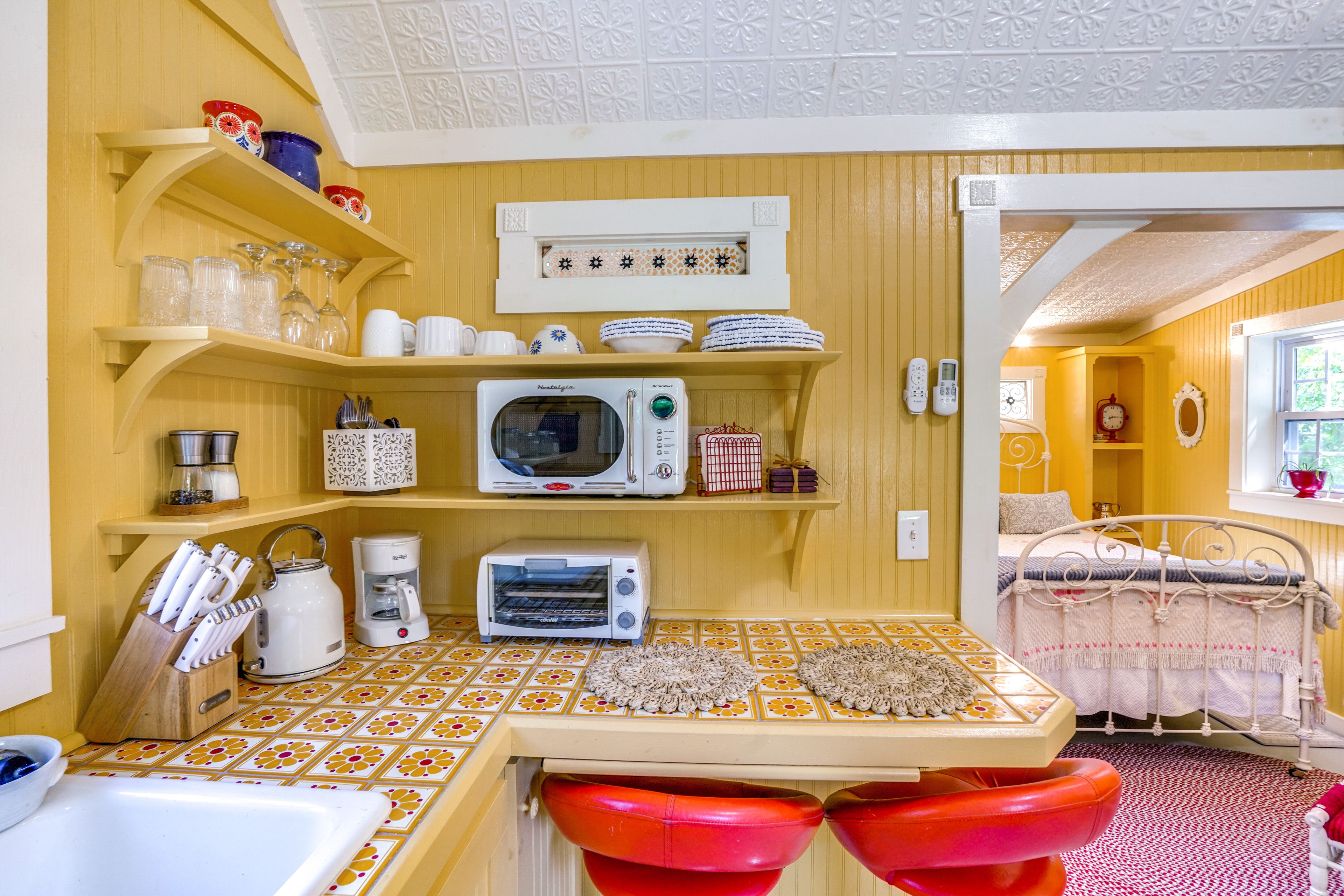 Dining Counter | Dishware/Flatware
