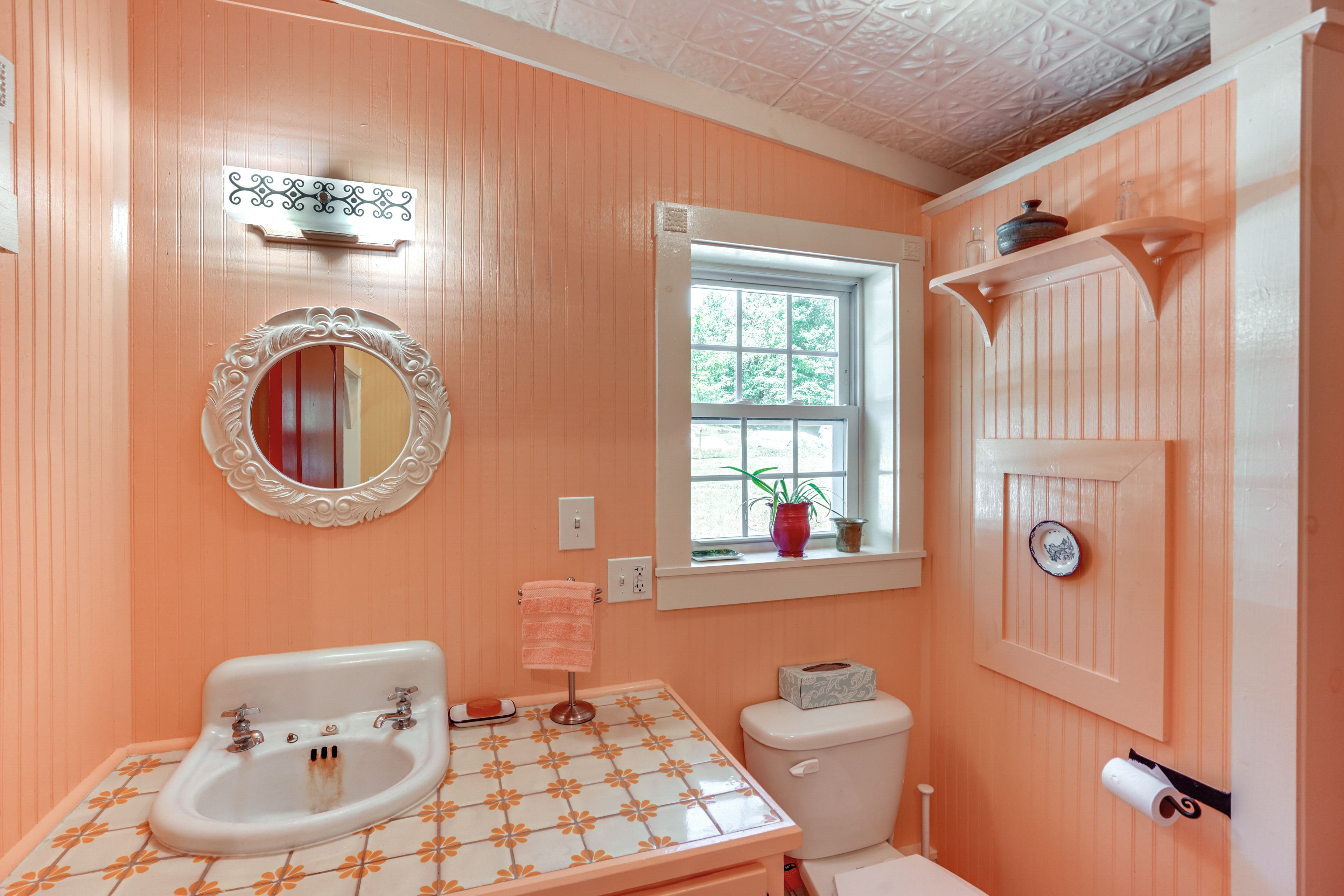 Full Bathroom | Towels Provided