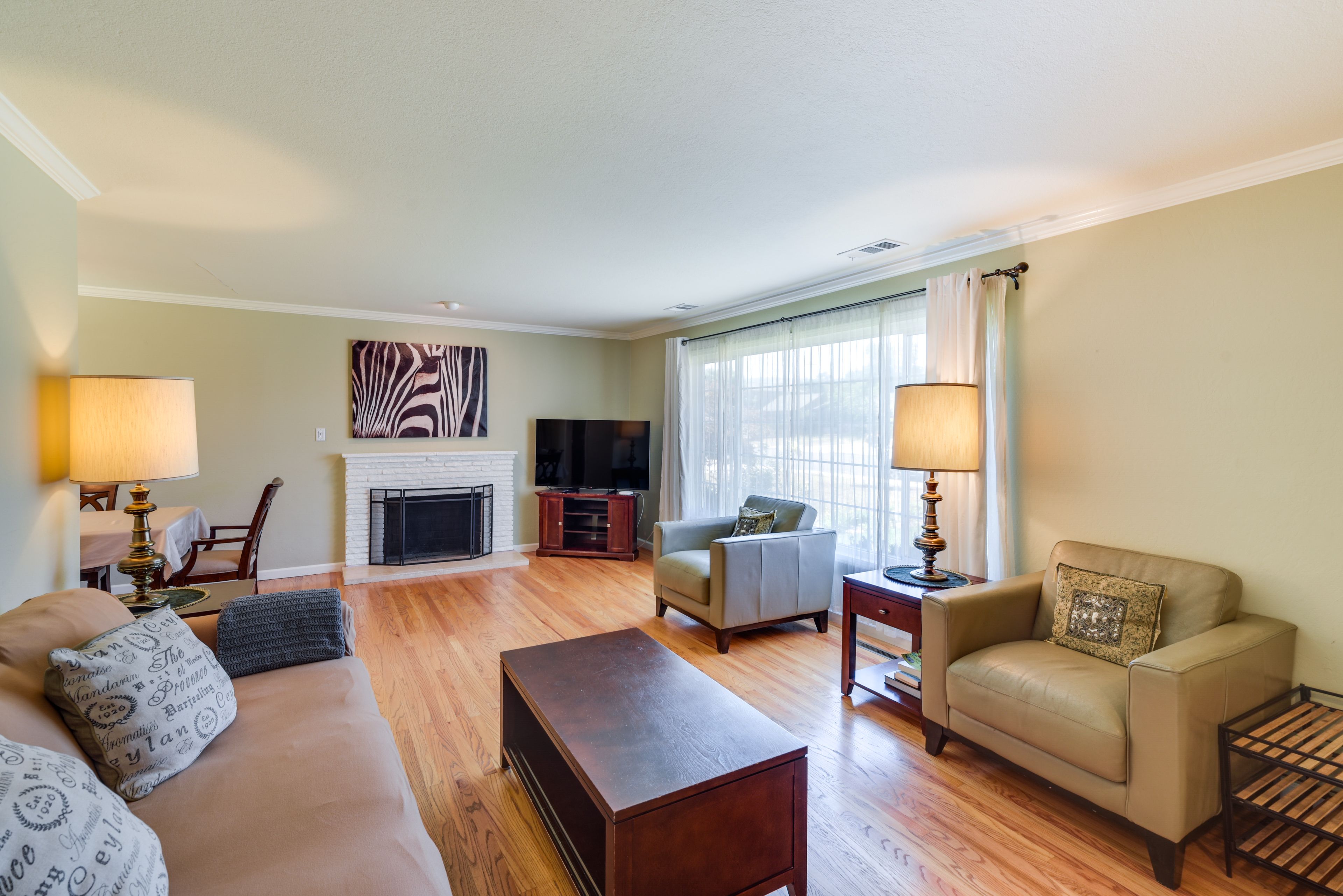 Living Room | Free WiFi | Smart TV