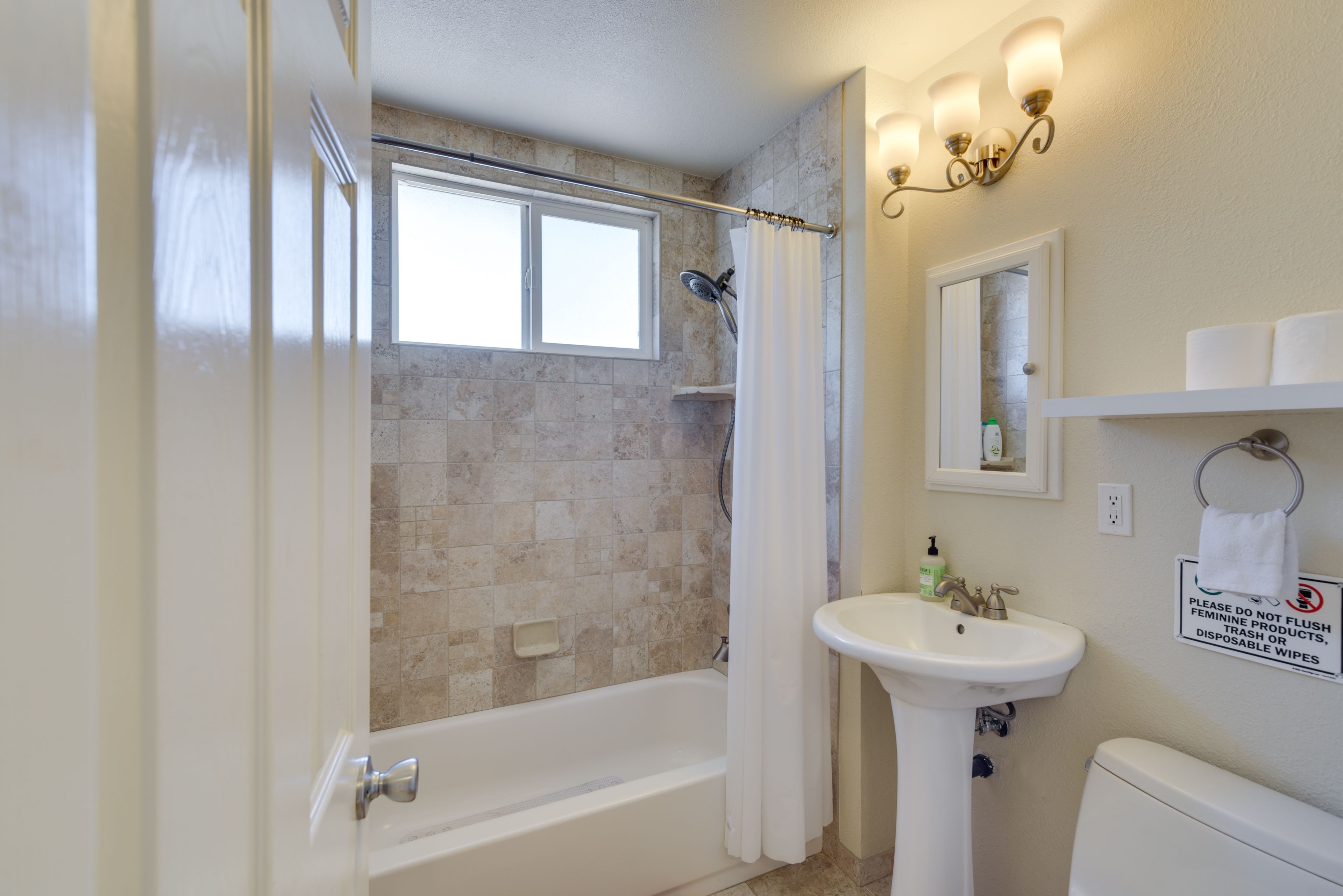 Full Bathroom | Towels Provided