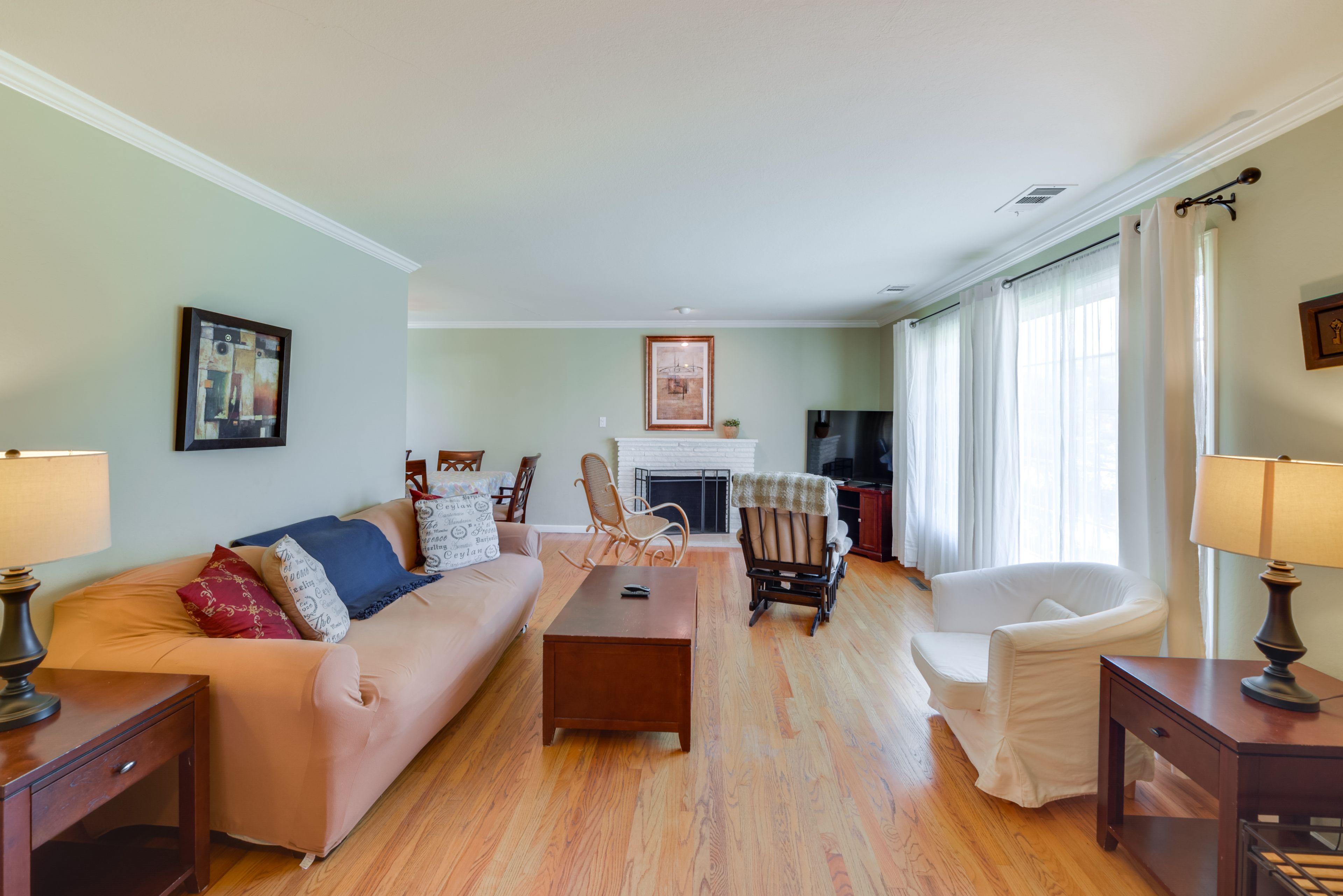 Living Room | Free WiFi | Smart TV