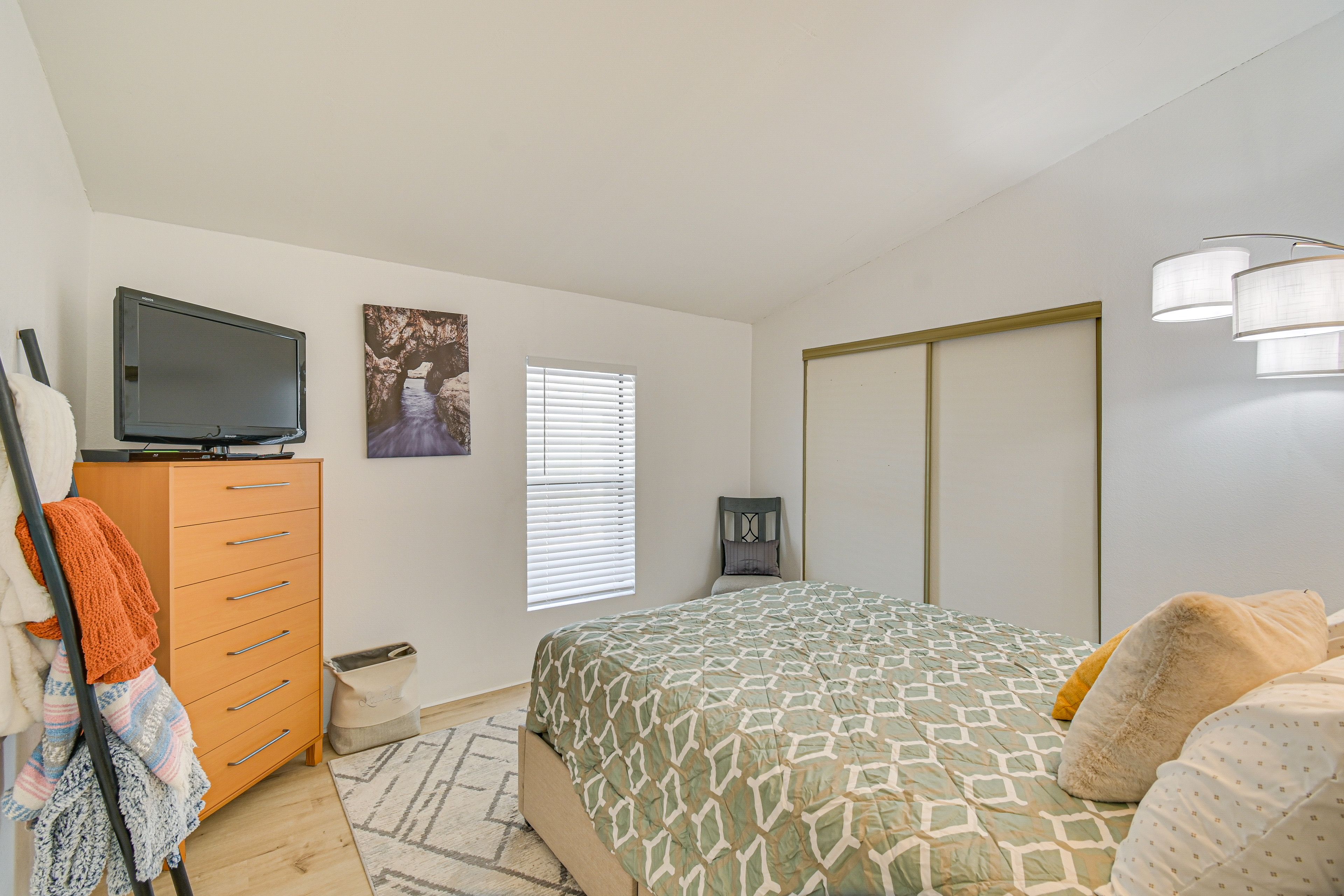 Bedroom 2 | Queen Bed
