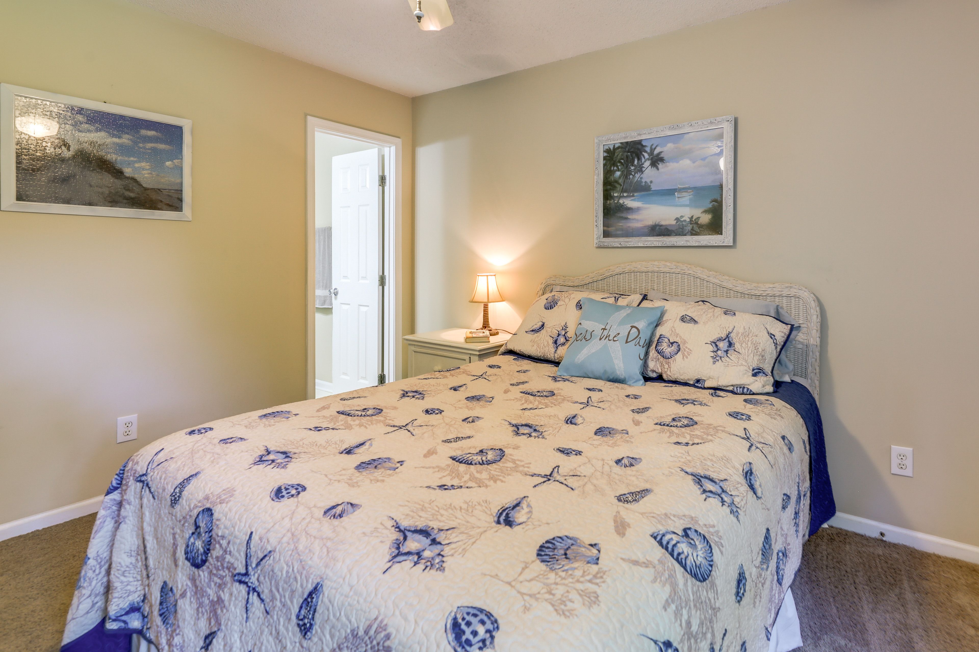 Bedroom 1 | Queen Bed | Smart TV | En-Suite Bathroom