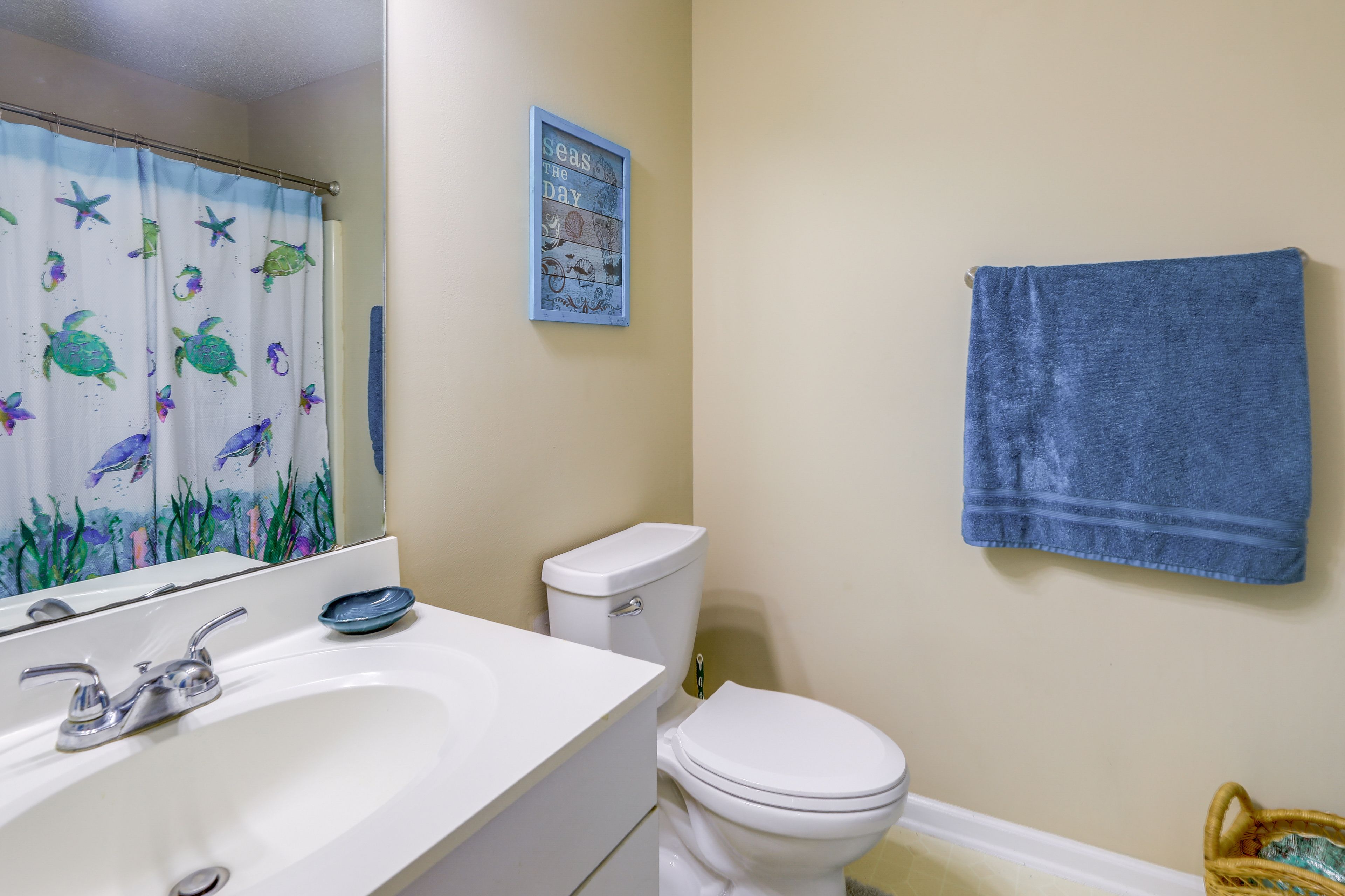 Full Bathroom | Towels Provided