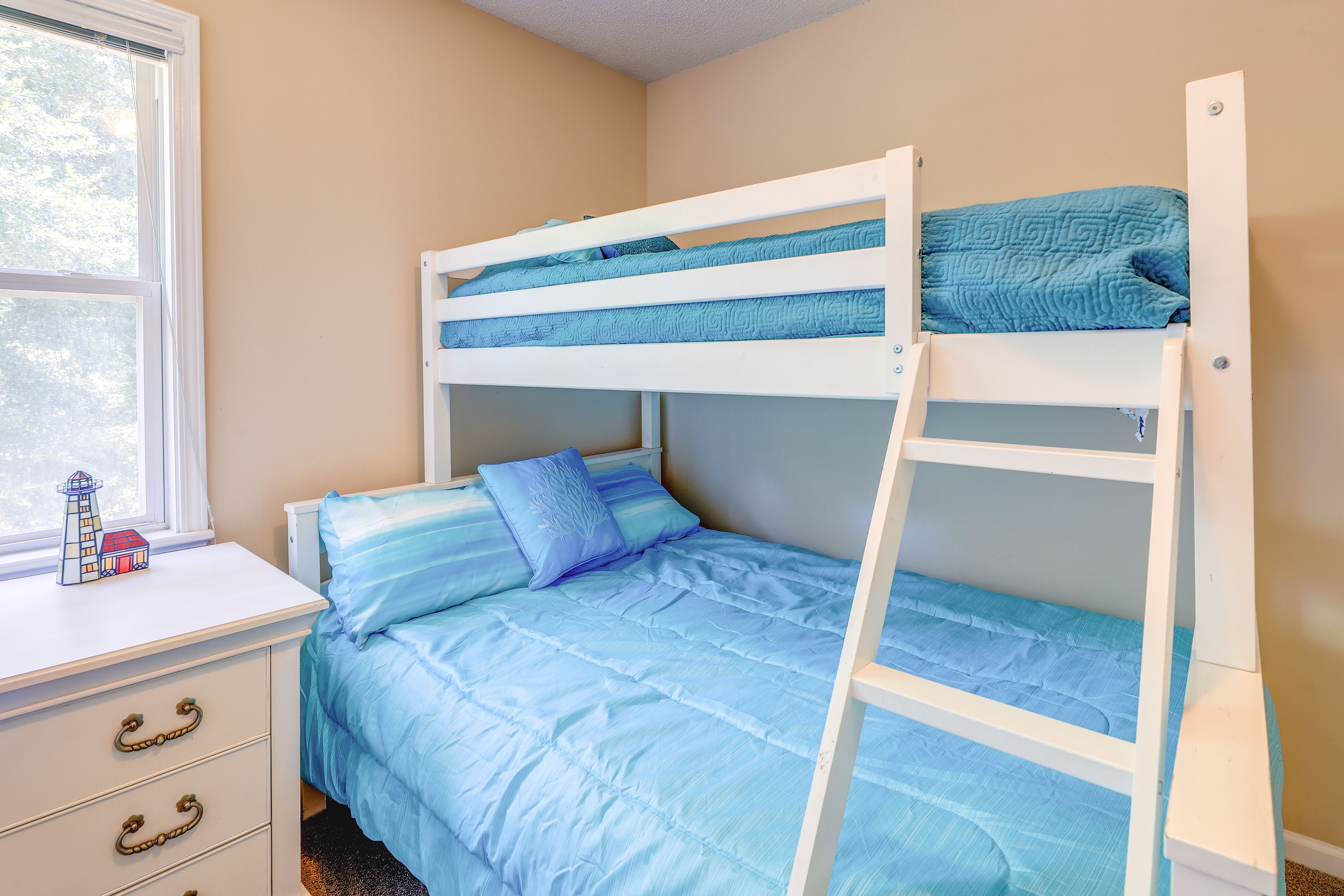 Bedroom 3 | Twin/Full Bunk Bed