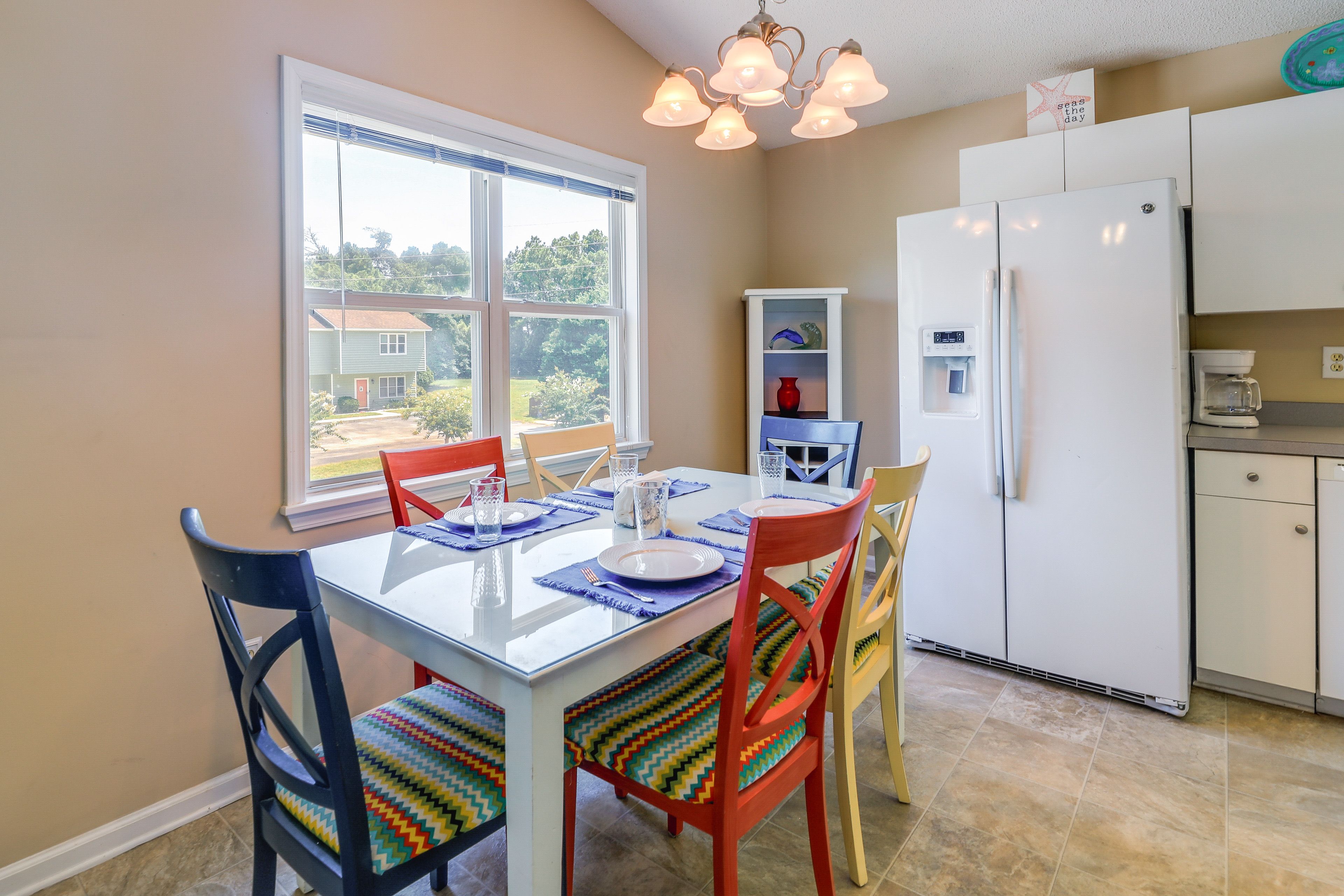 Dining Area | Dishware & Flatware Provided