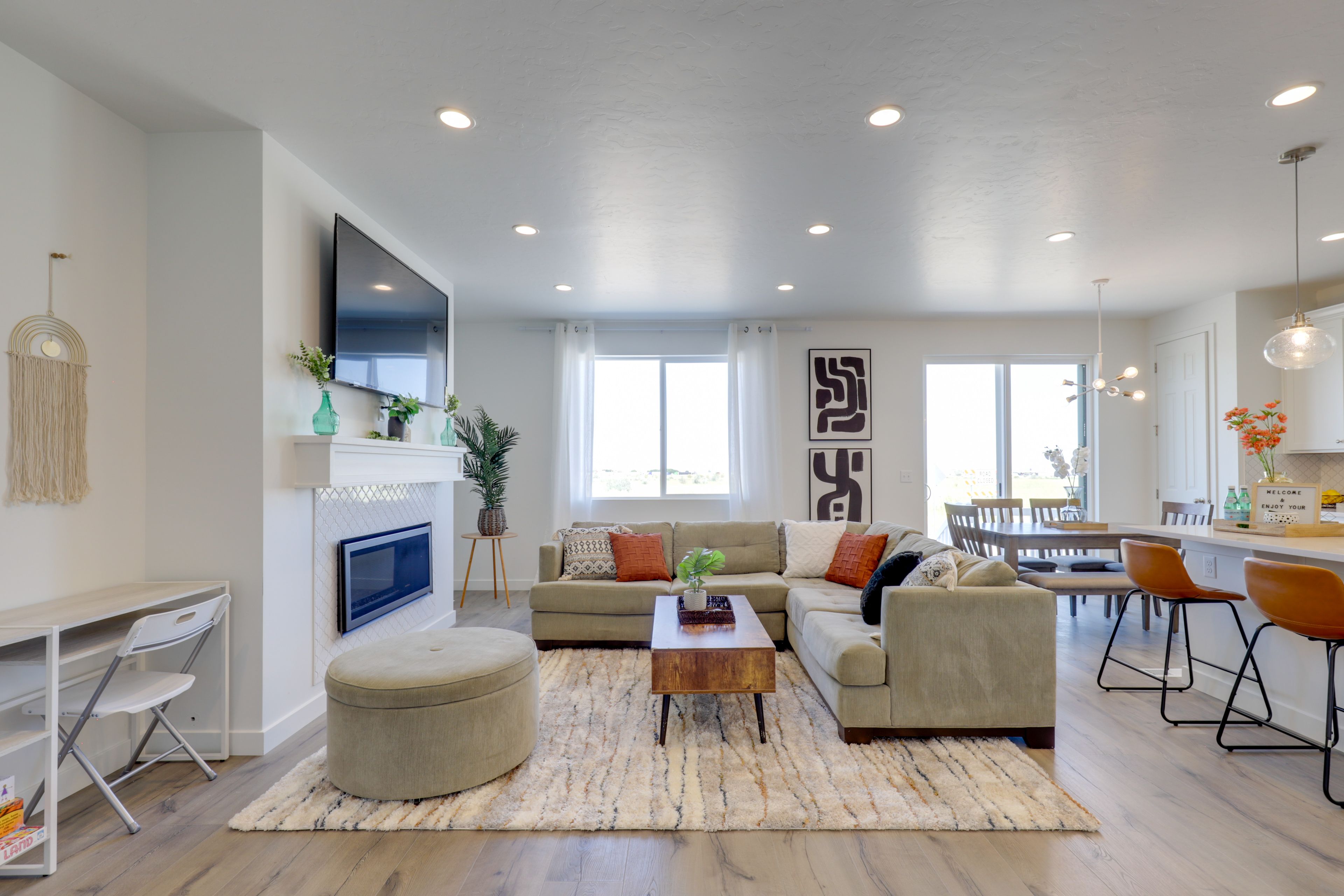 Living Room | Free WiFi | Central A/C | Smart TV
