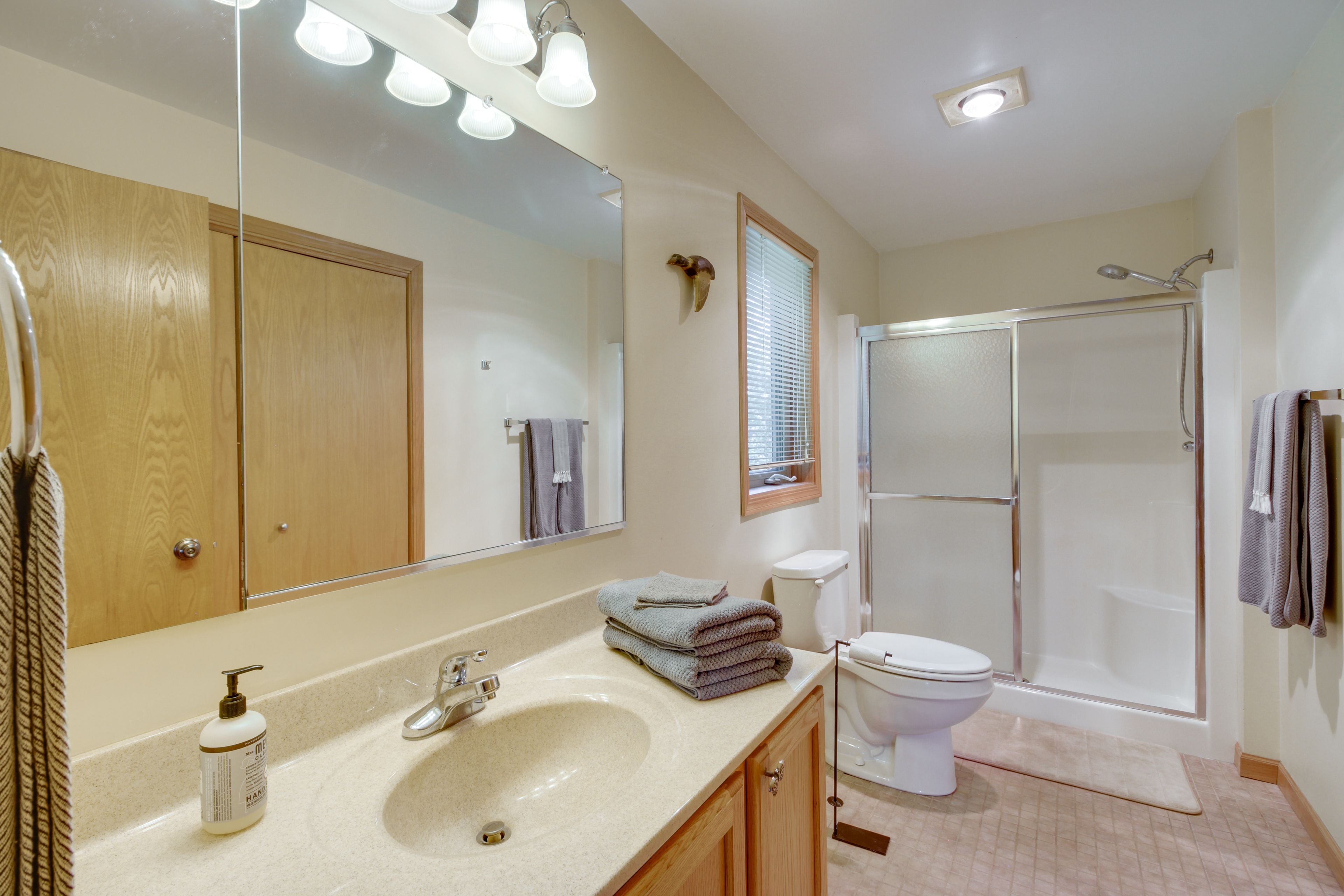 Full Bathroom | Complimentary Toiletries | Main Floor