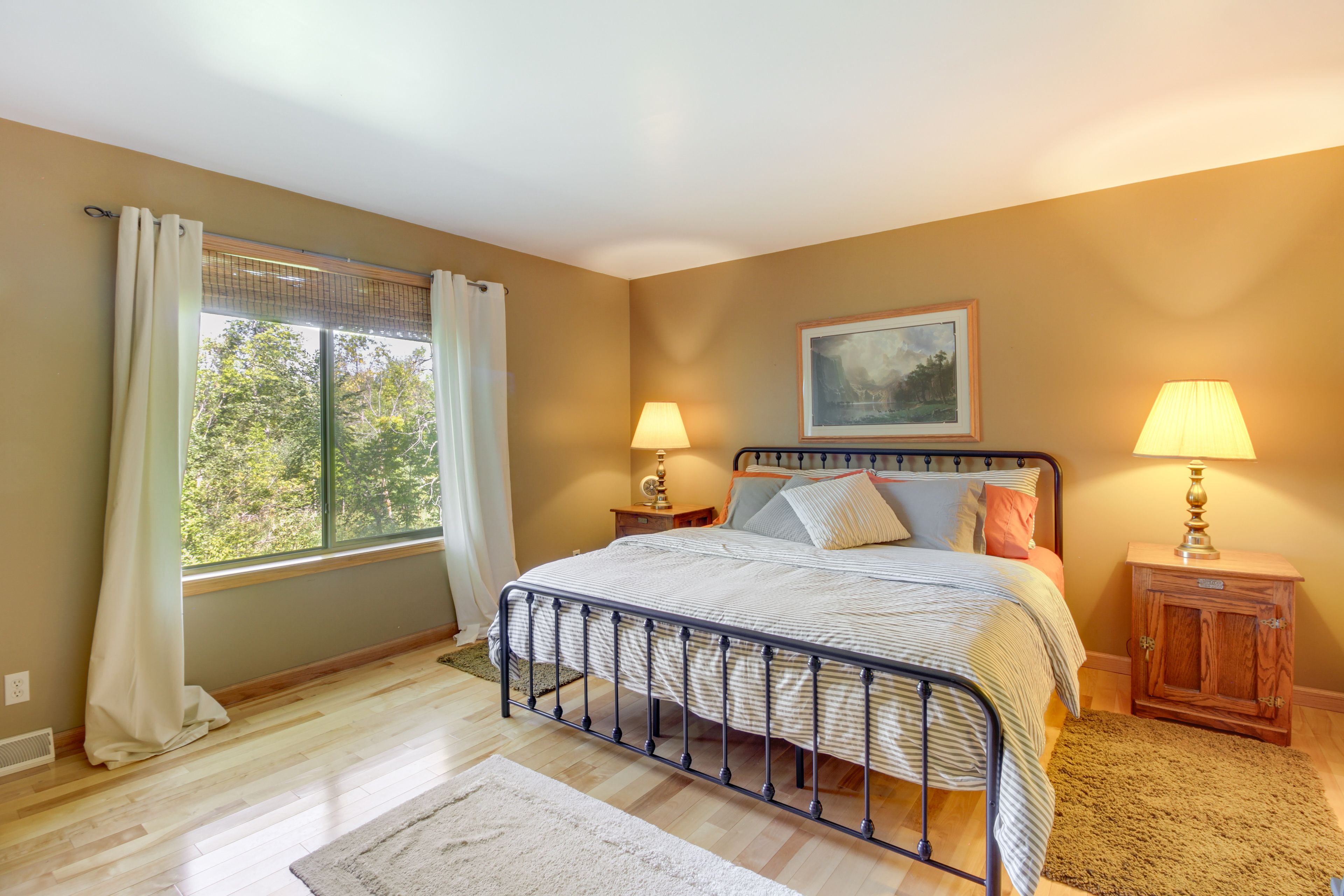 Bedroom 1 | King Bed | Smart TV | Main Floor