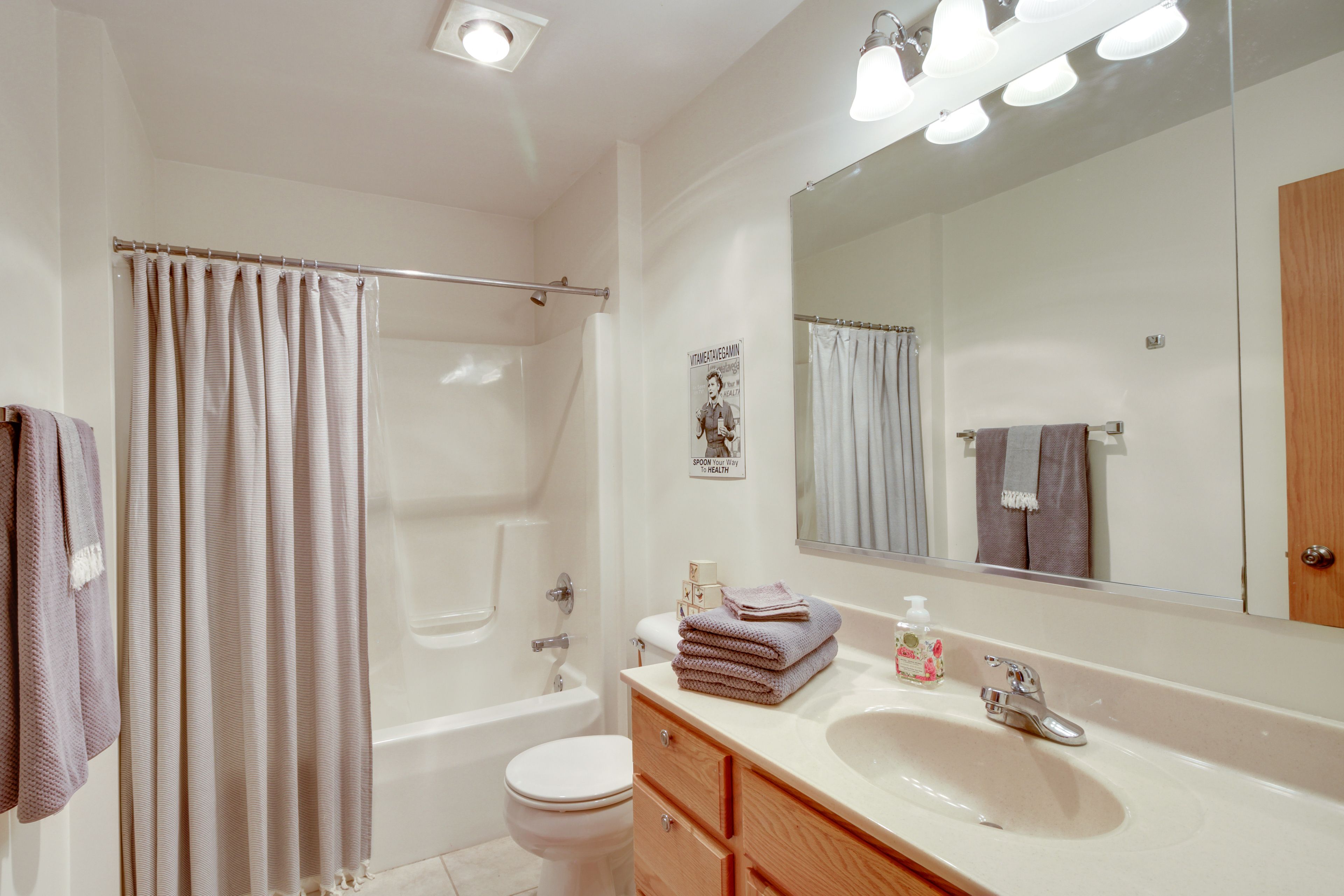 Full Bathroom | Complimentary Toiletries | Main Floor