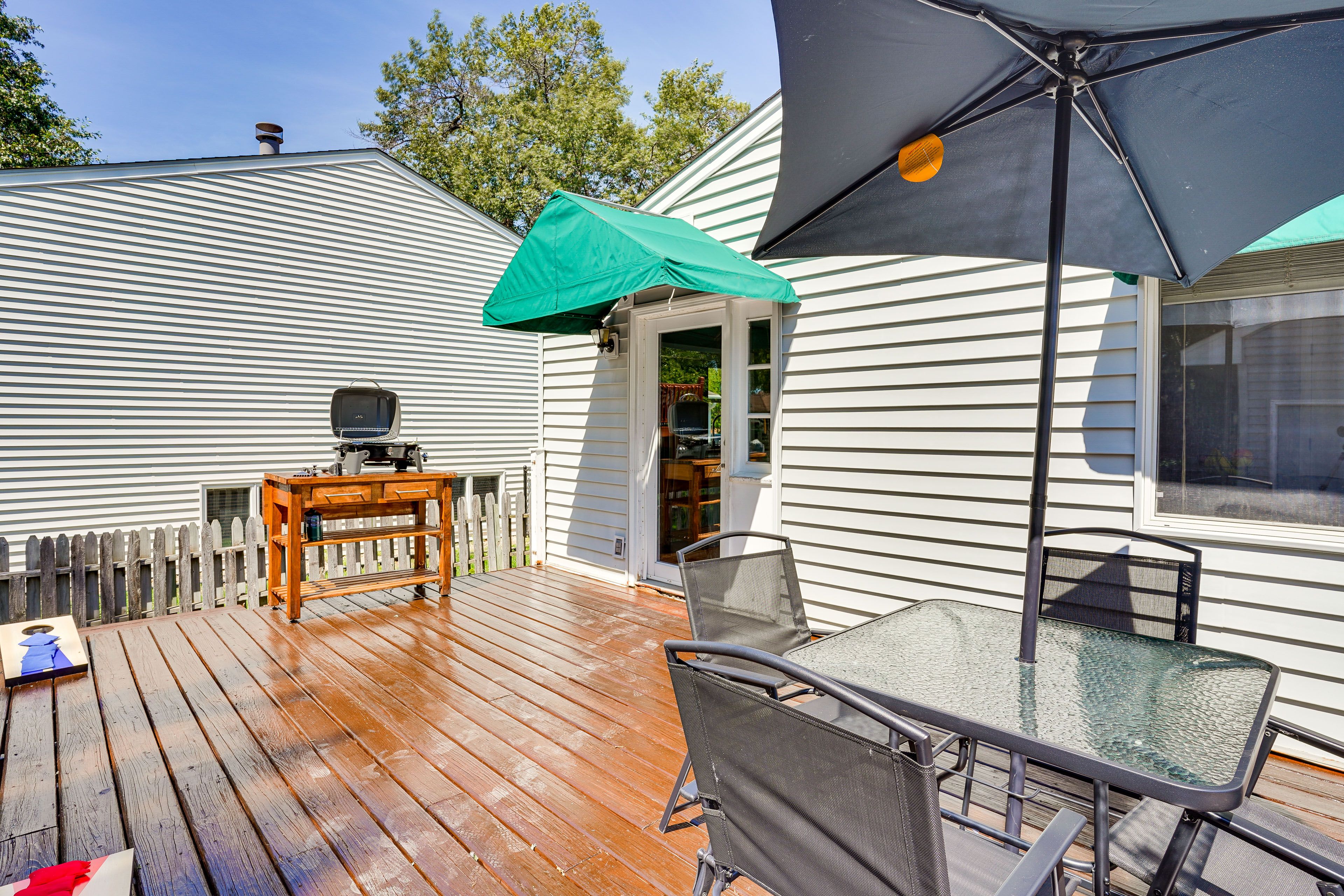 Deck | Portable Outdoor Grill | Cornhole