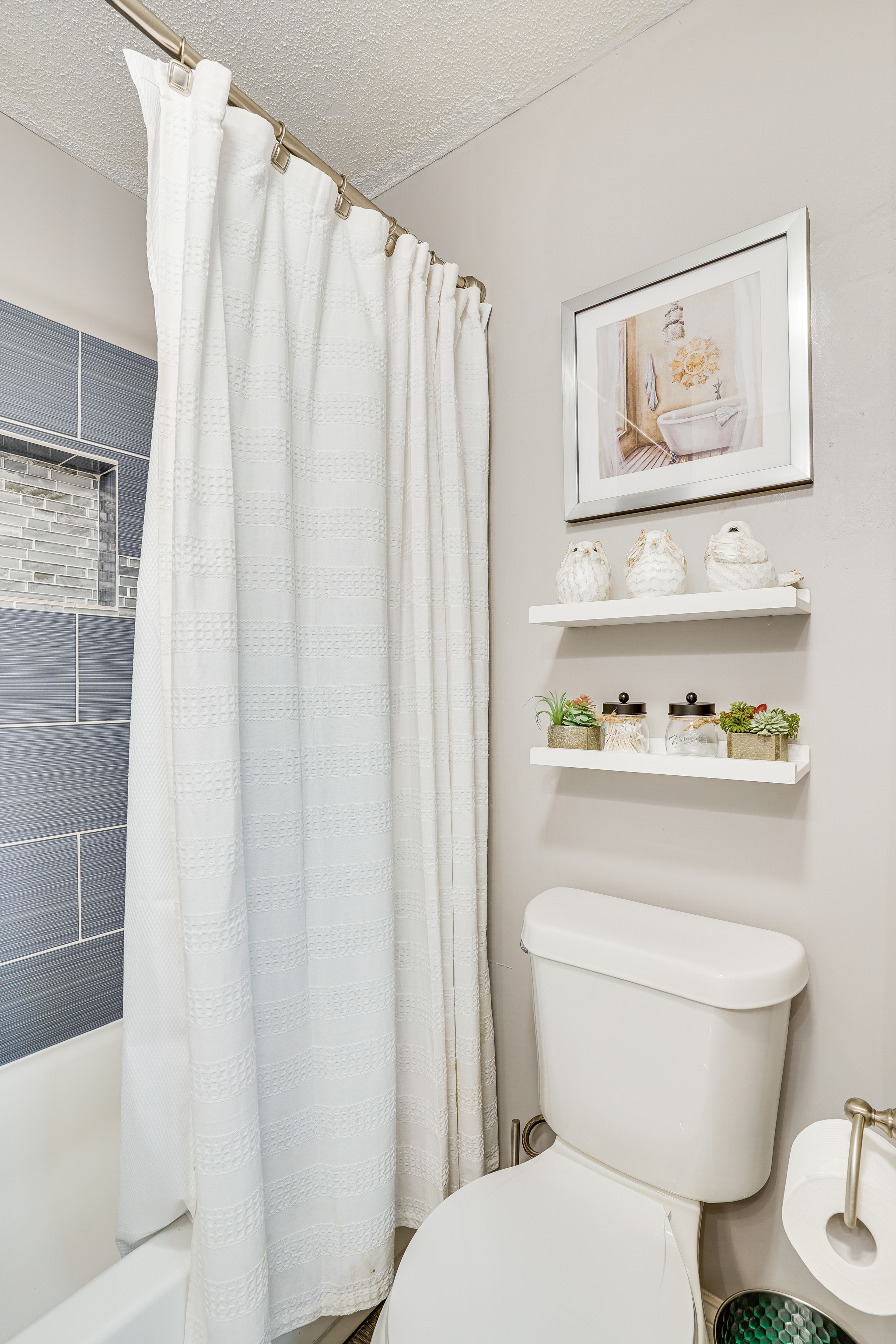 Full Bathroom | 1st Floor | Towels Provided