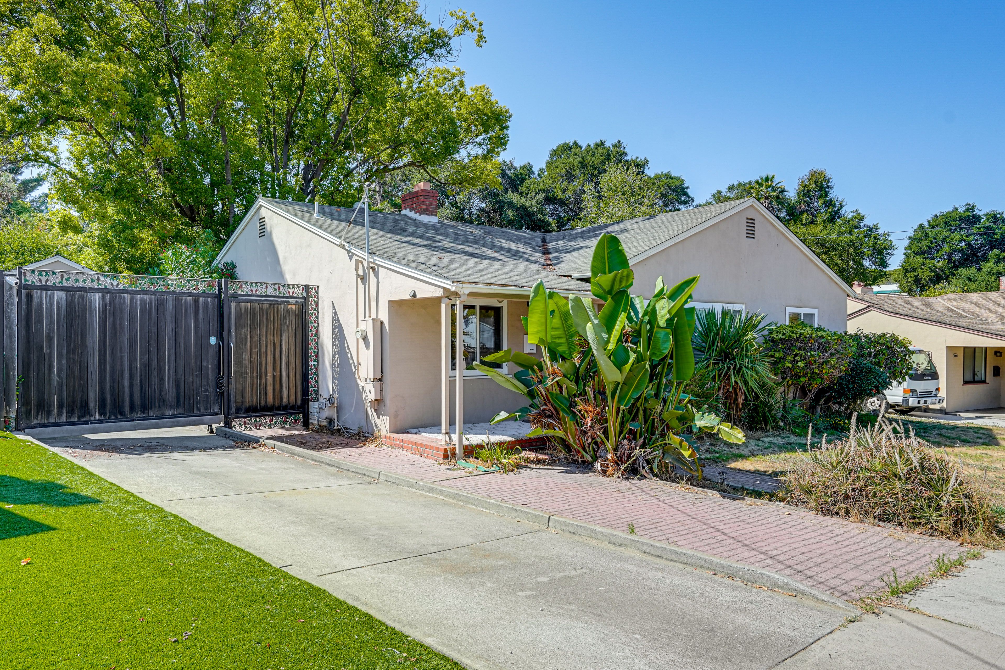 Free Street Parking | First-Come, First-Served