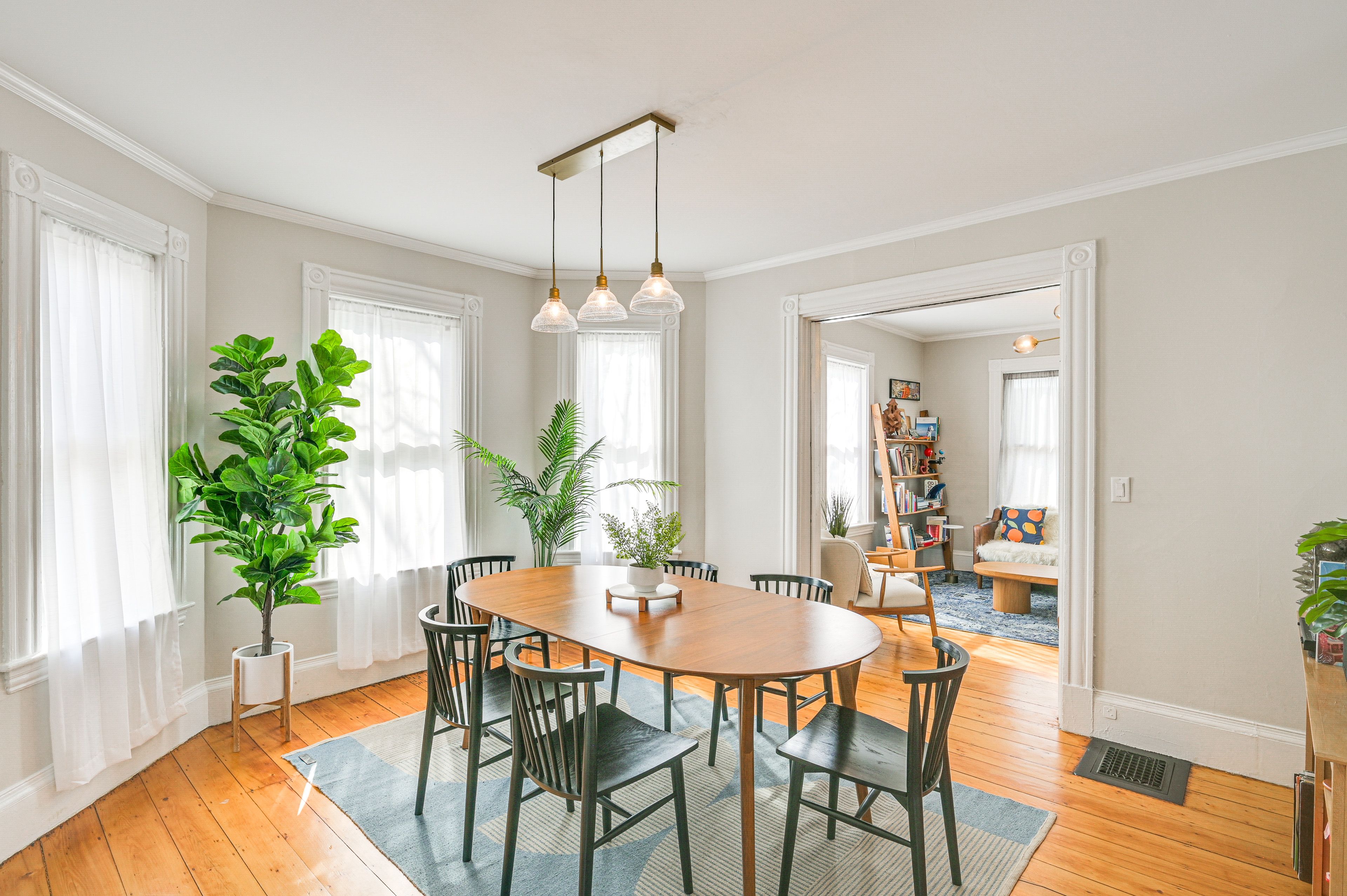 Dining Area | Dishware/Flatware Provided | 1st Floor