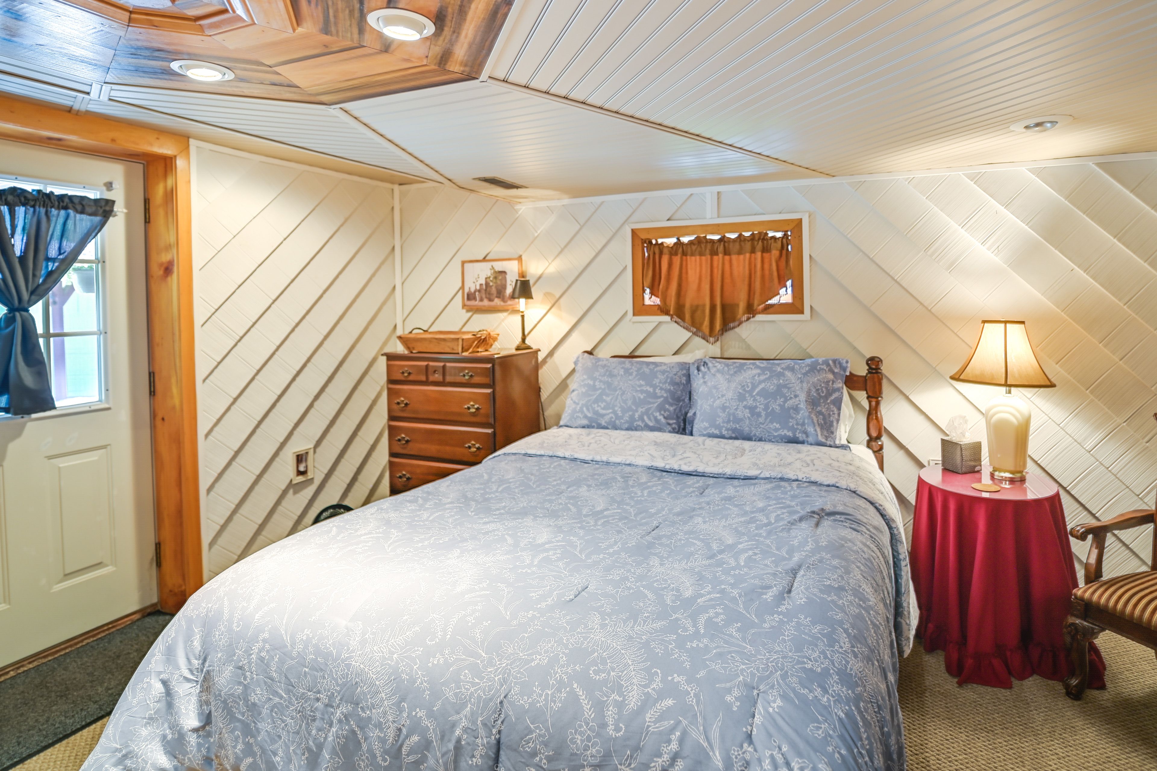 Bedroom 2 | Queen Bed