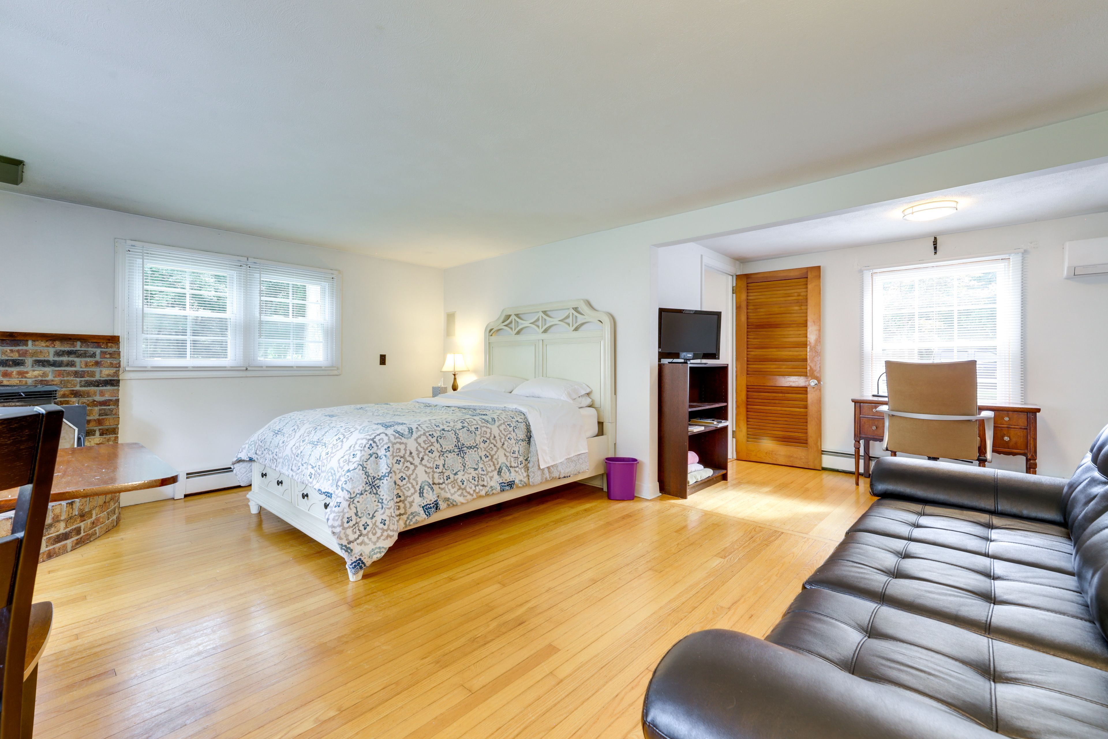 Studio | Queen Bed | Desk Workspace