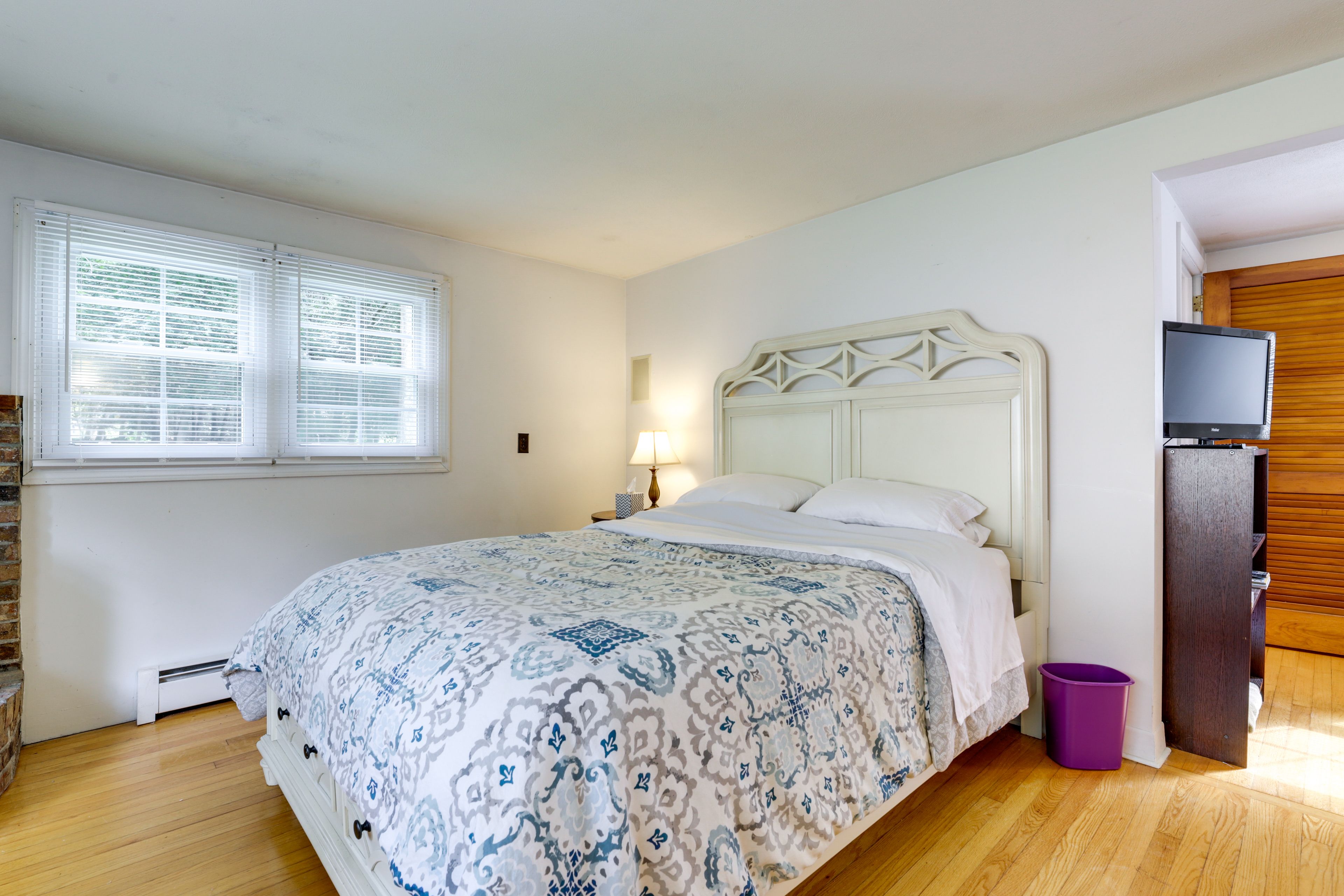Studio | Queen Bed