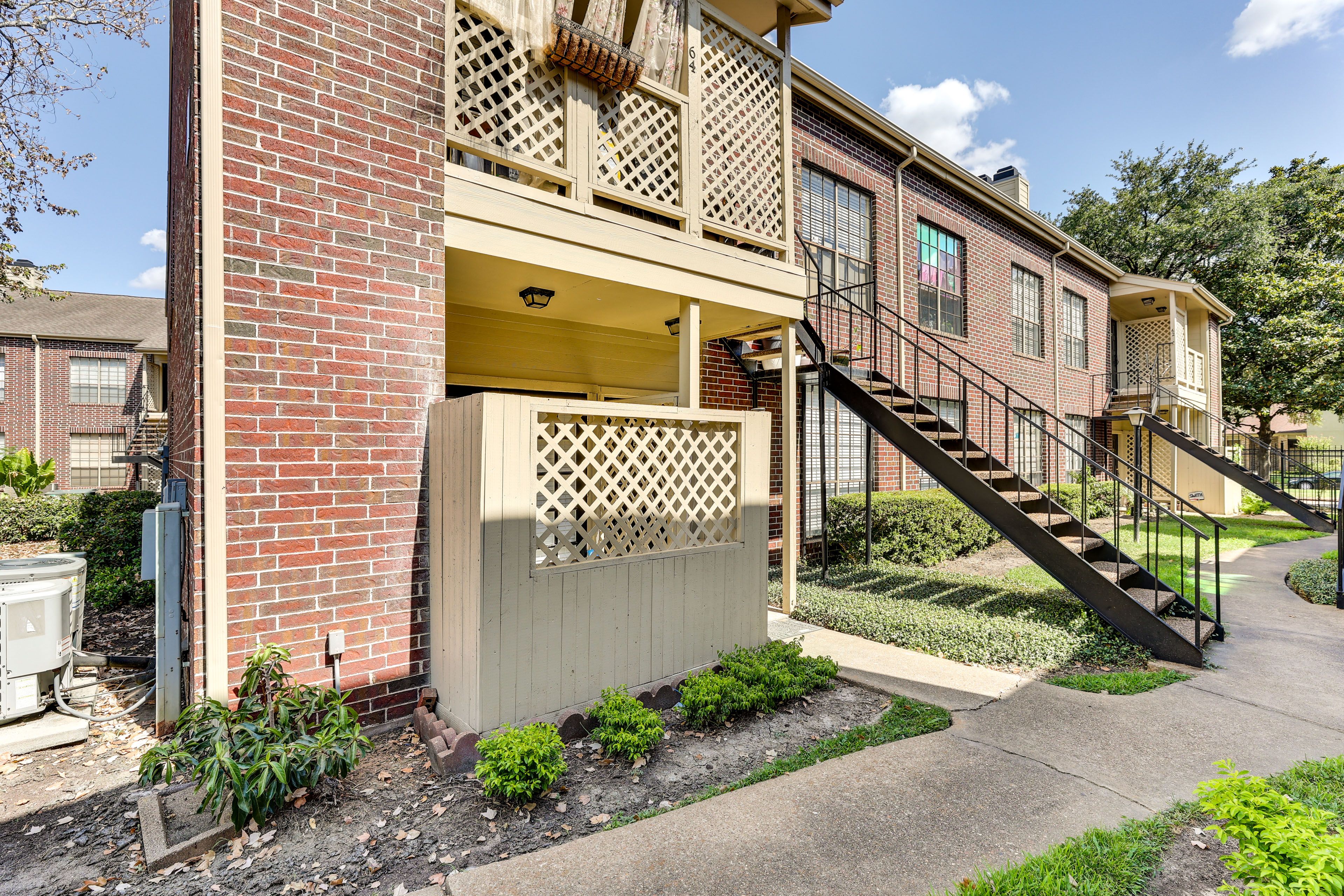 Exterior | Parking | Covered Parking (1 Vehicle) | Free Parking Lot On-Site