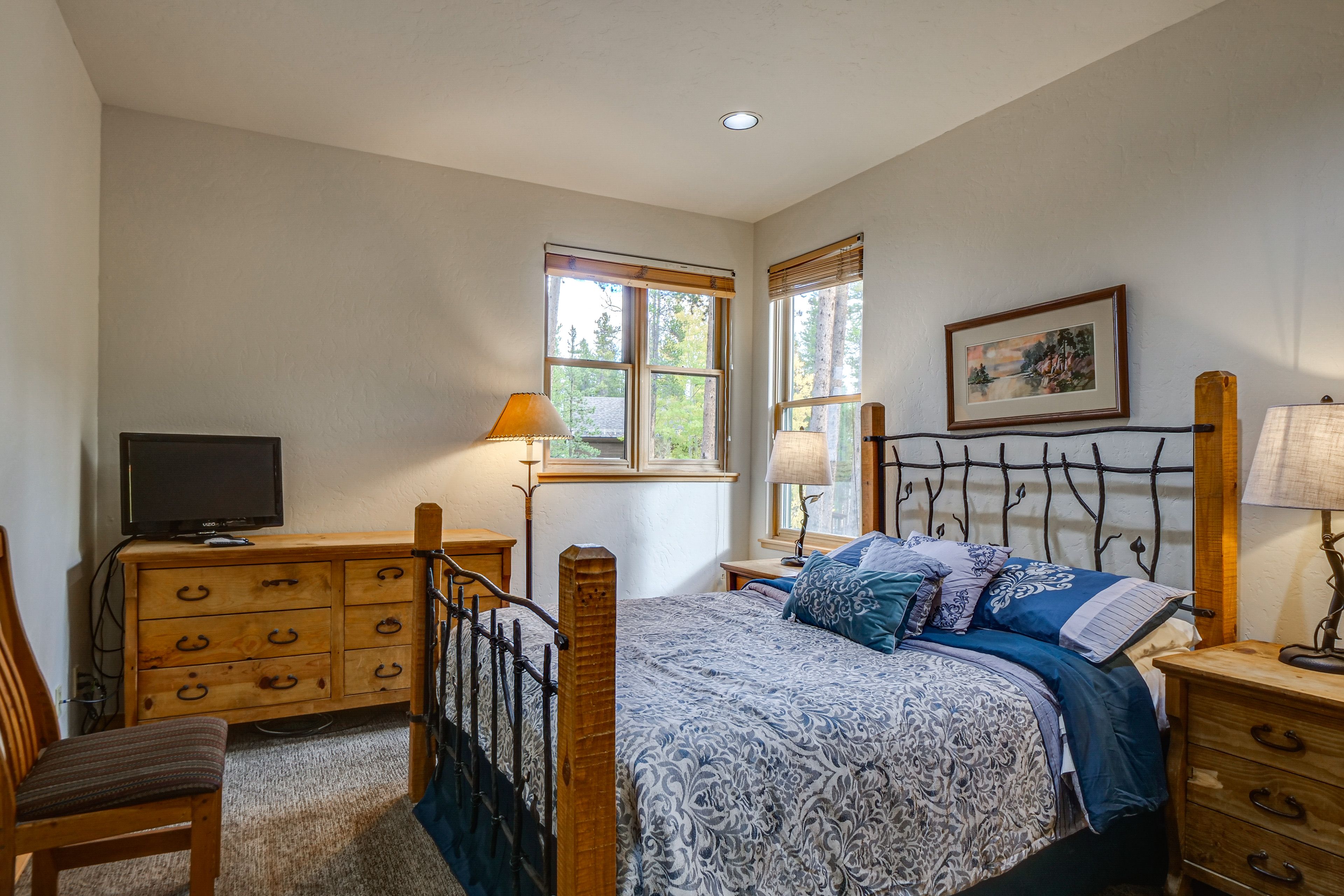 Bedroom Suite 1 | 1st Floor | Queen Bed | Flat-Screen Cable TV