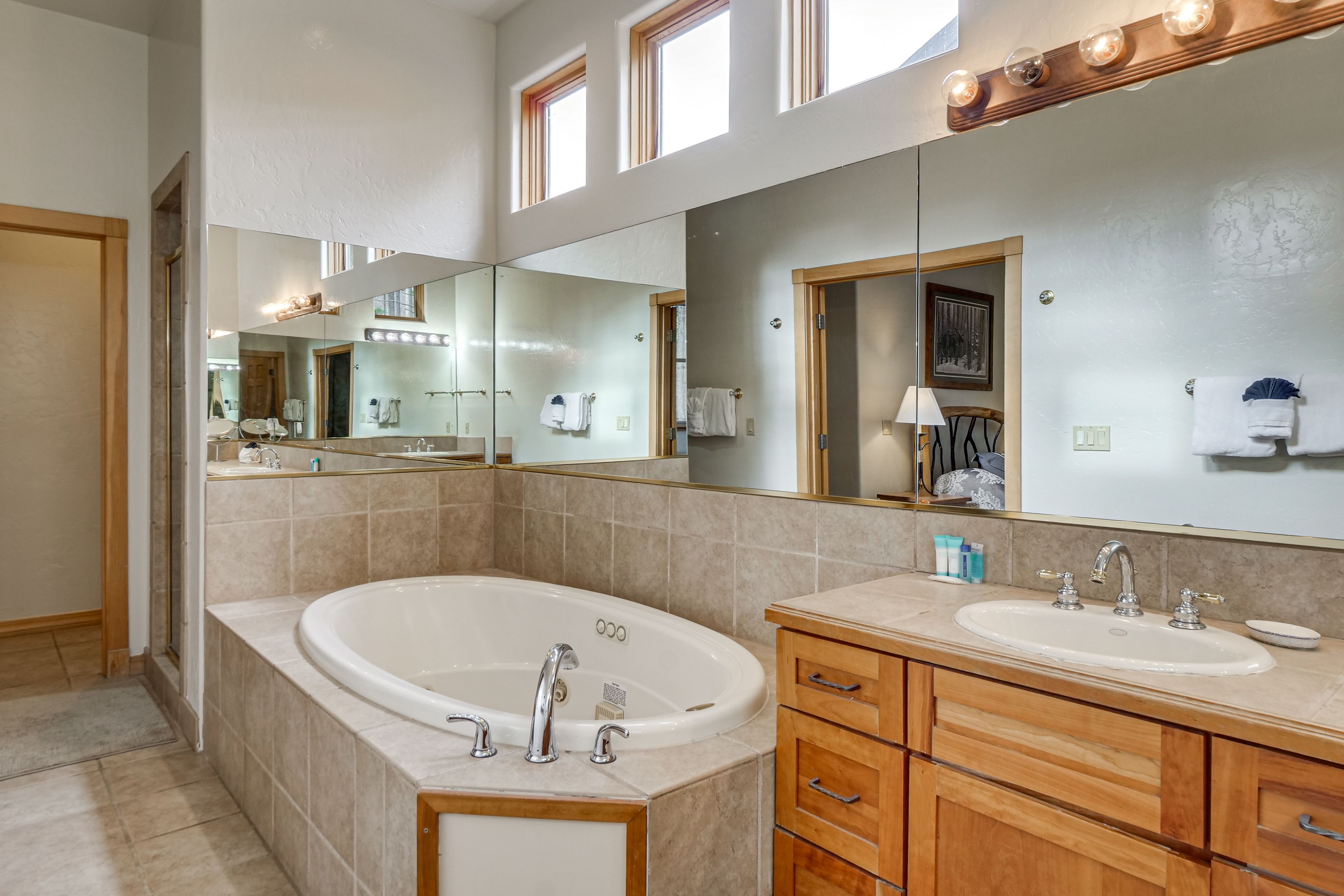 En-Suite Bathroom | Main Floor | Jetted Tub
