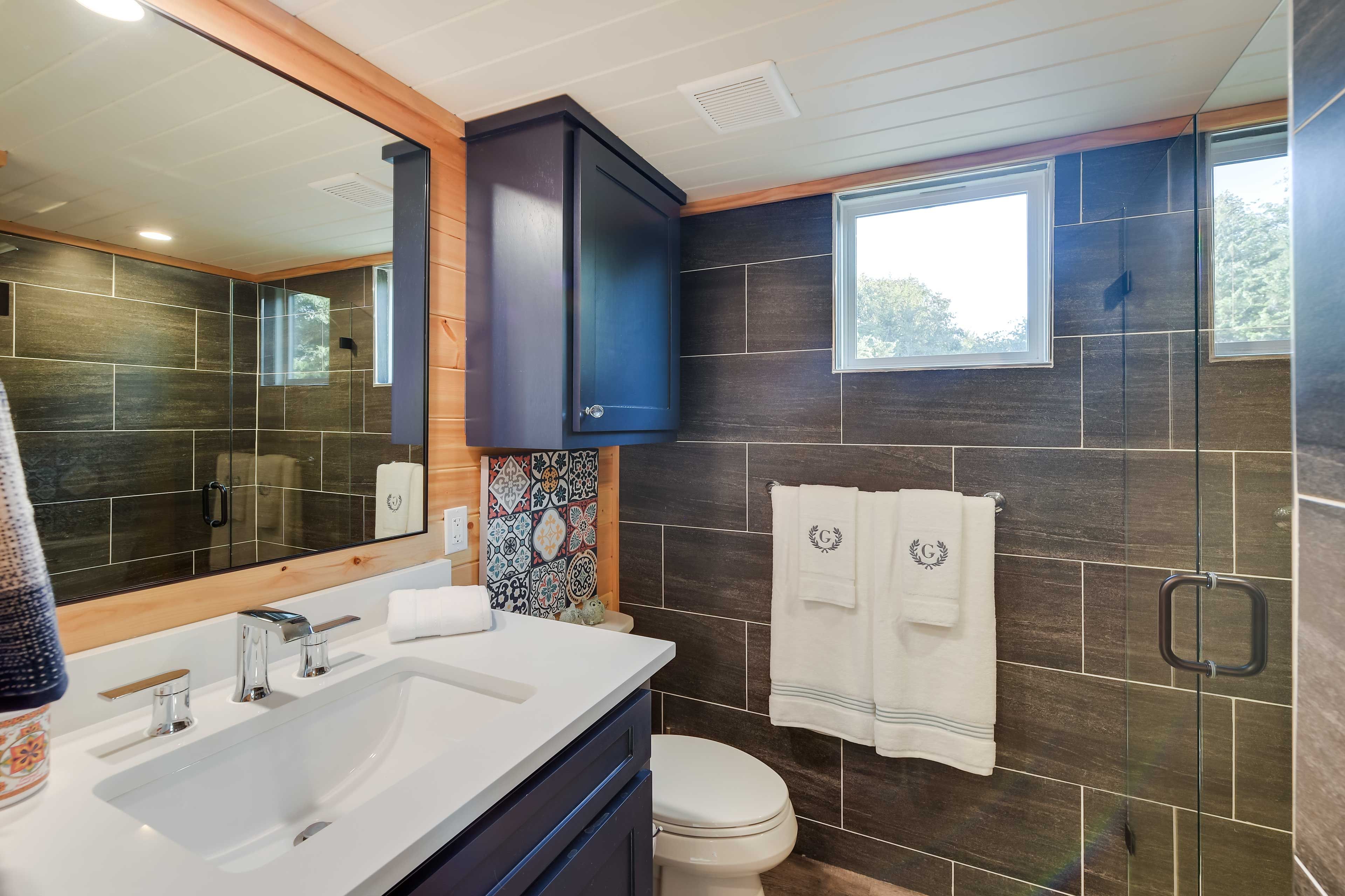 Full Bathroom | Complimentary Toiletries