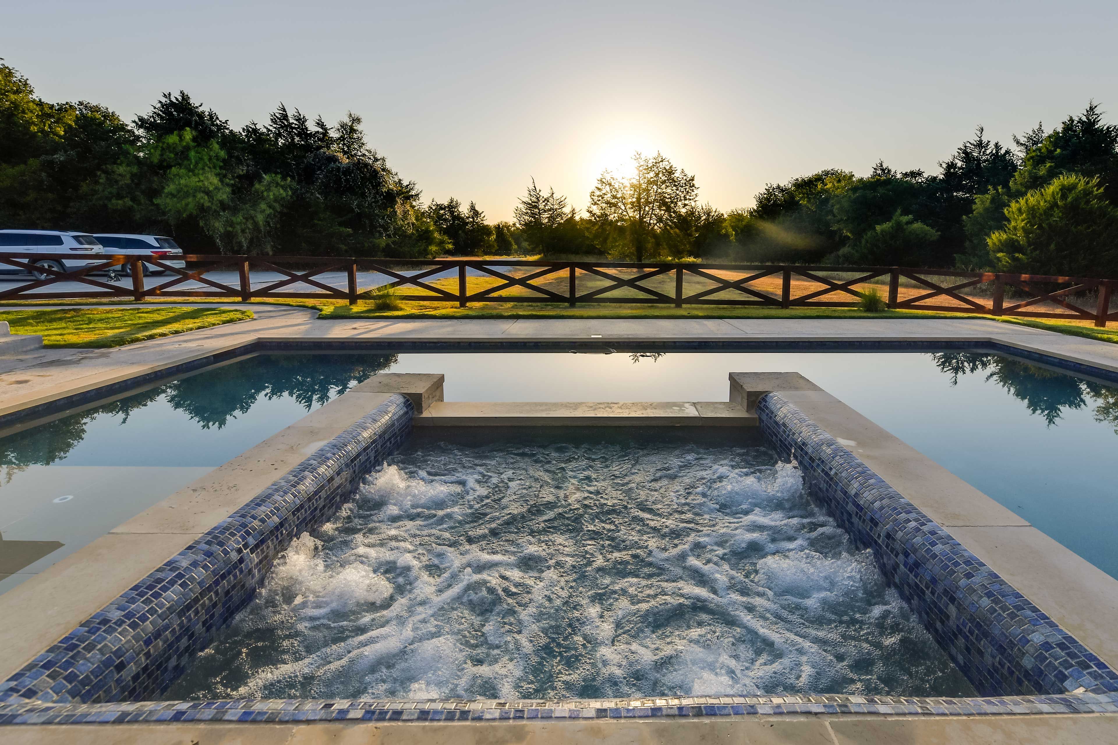 Seasonal Hot Tub (September-May)