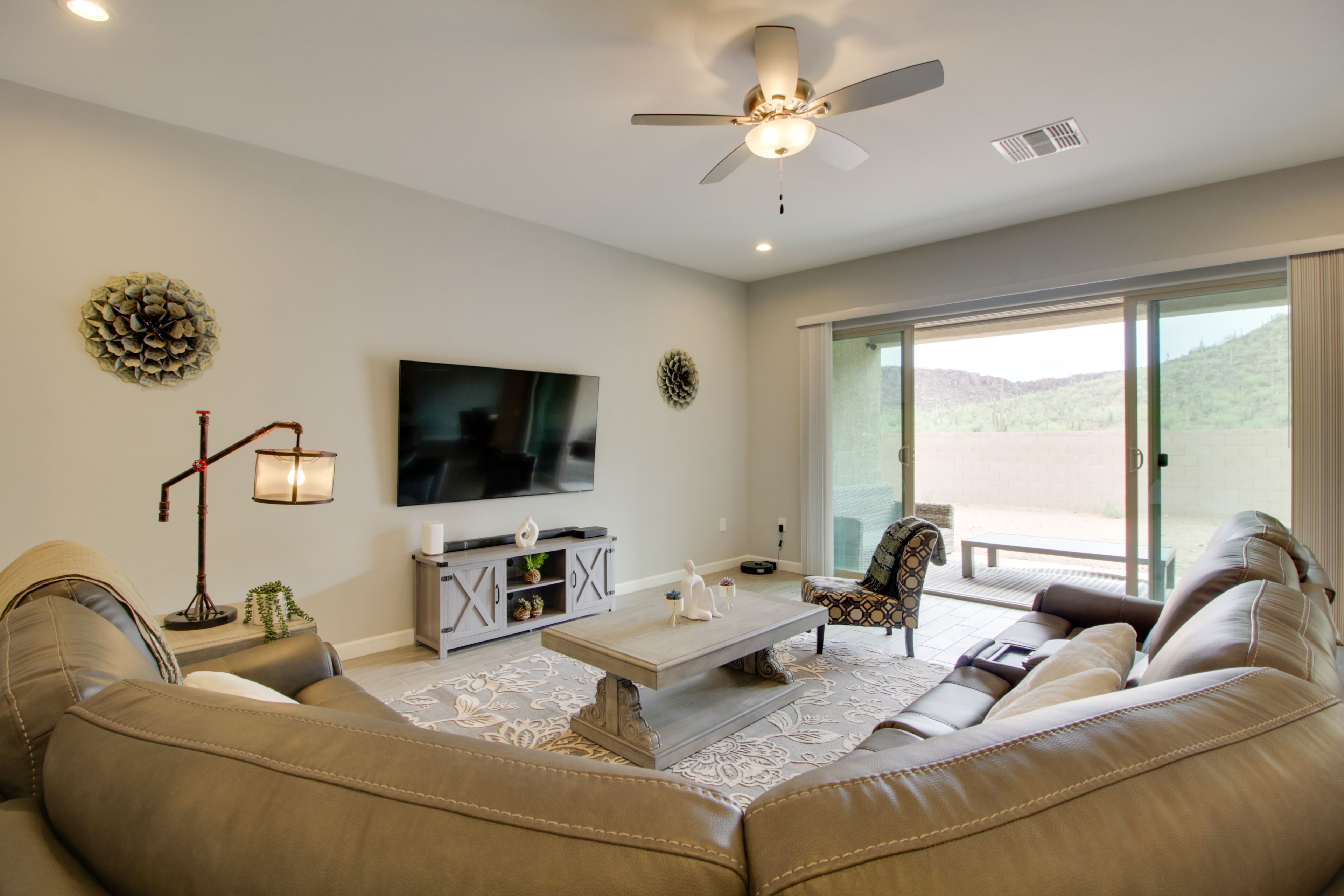 Living Room | Free WiFi | Central Heating & A/C | Smart TV