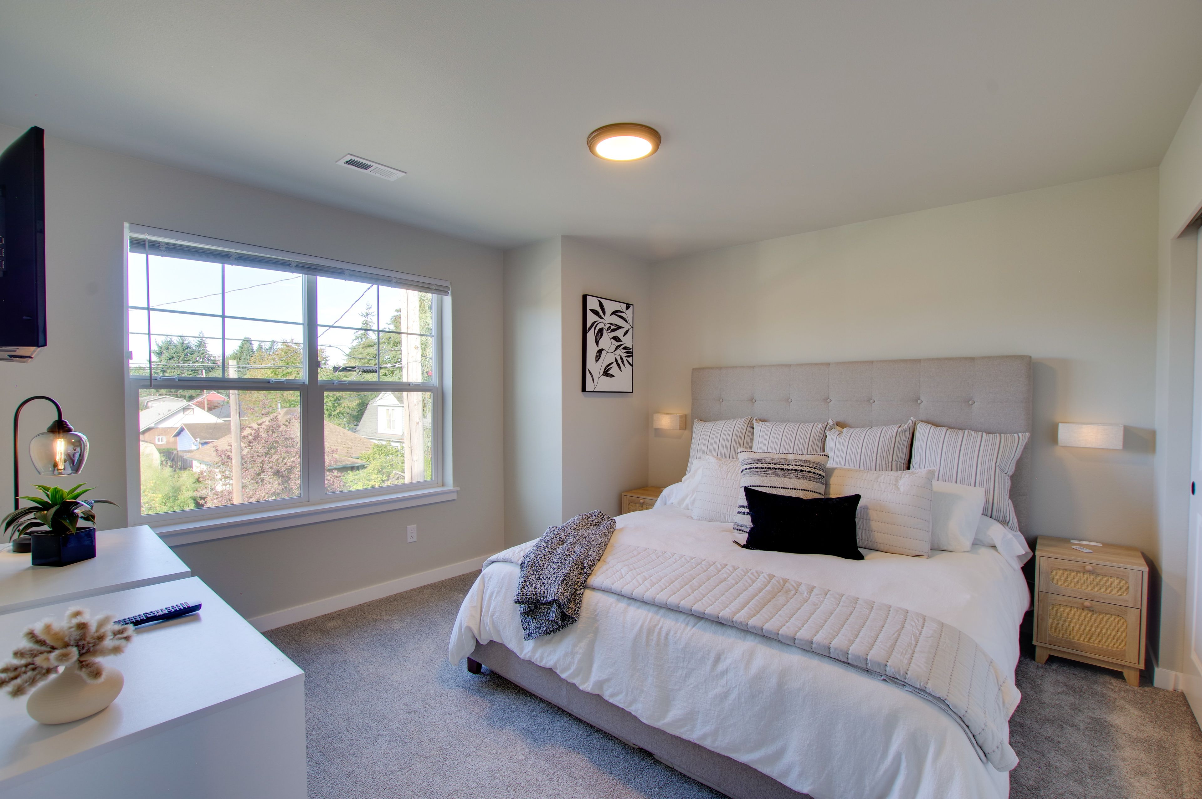 Bedroom 2 | King Bed | 2nd Floor | Hangers
