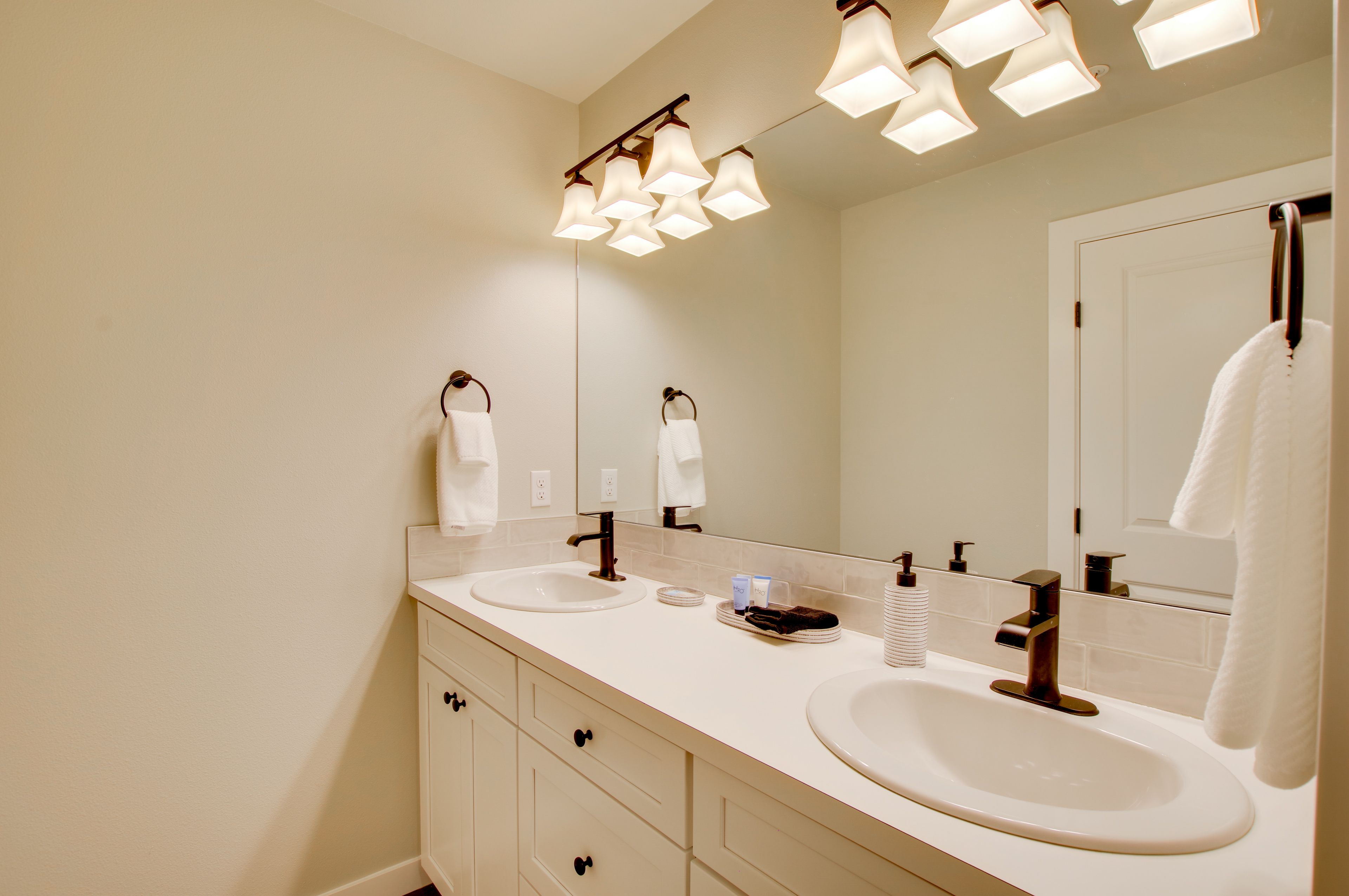 Full Bathroom | 2nd Floor | Towels Provided | Complimentary Toiletries
