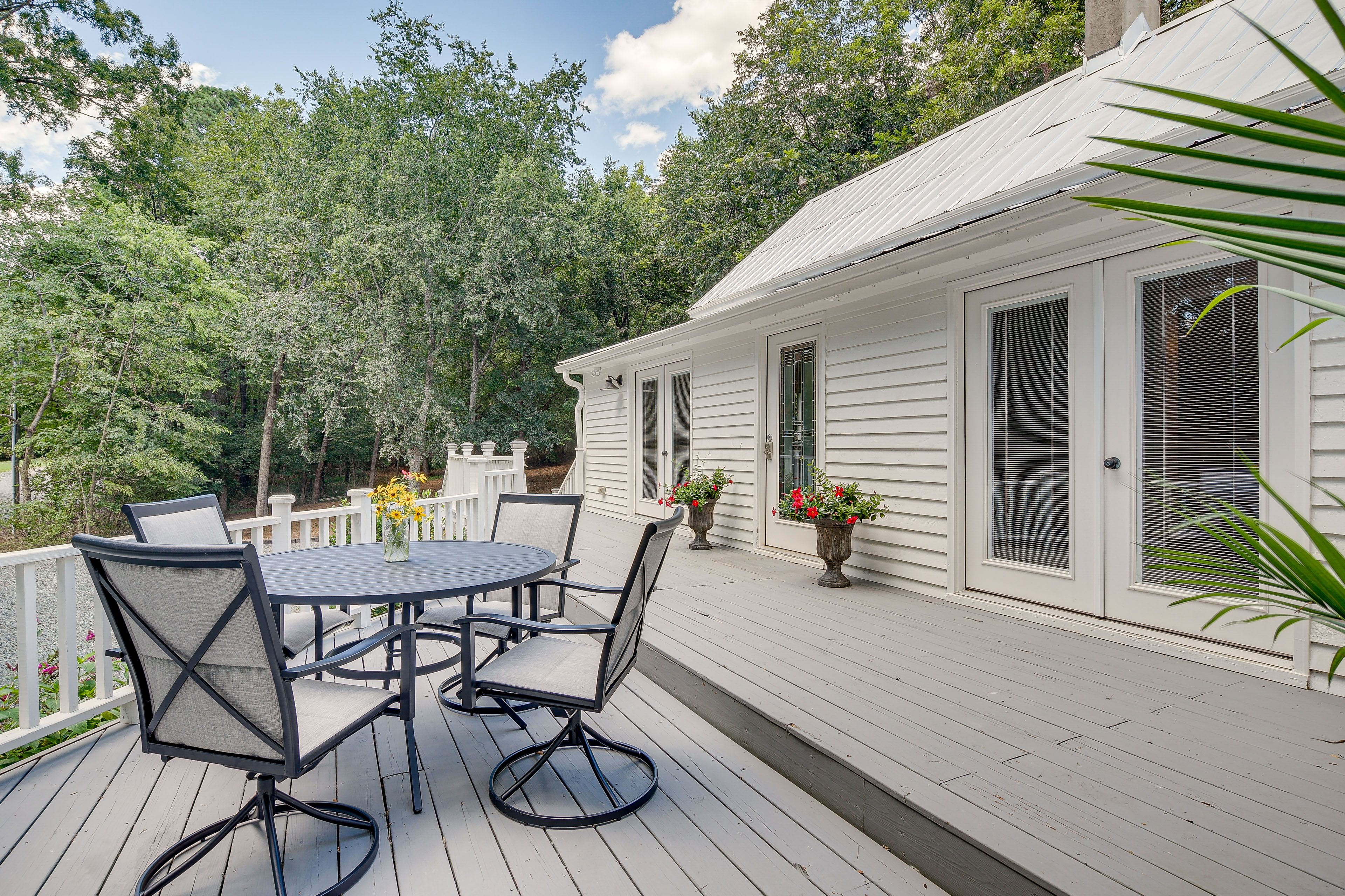 Deck | Gas Grill | Outdoor Dining Area
