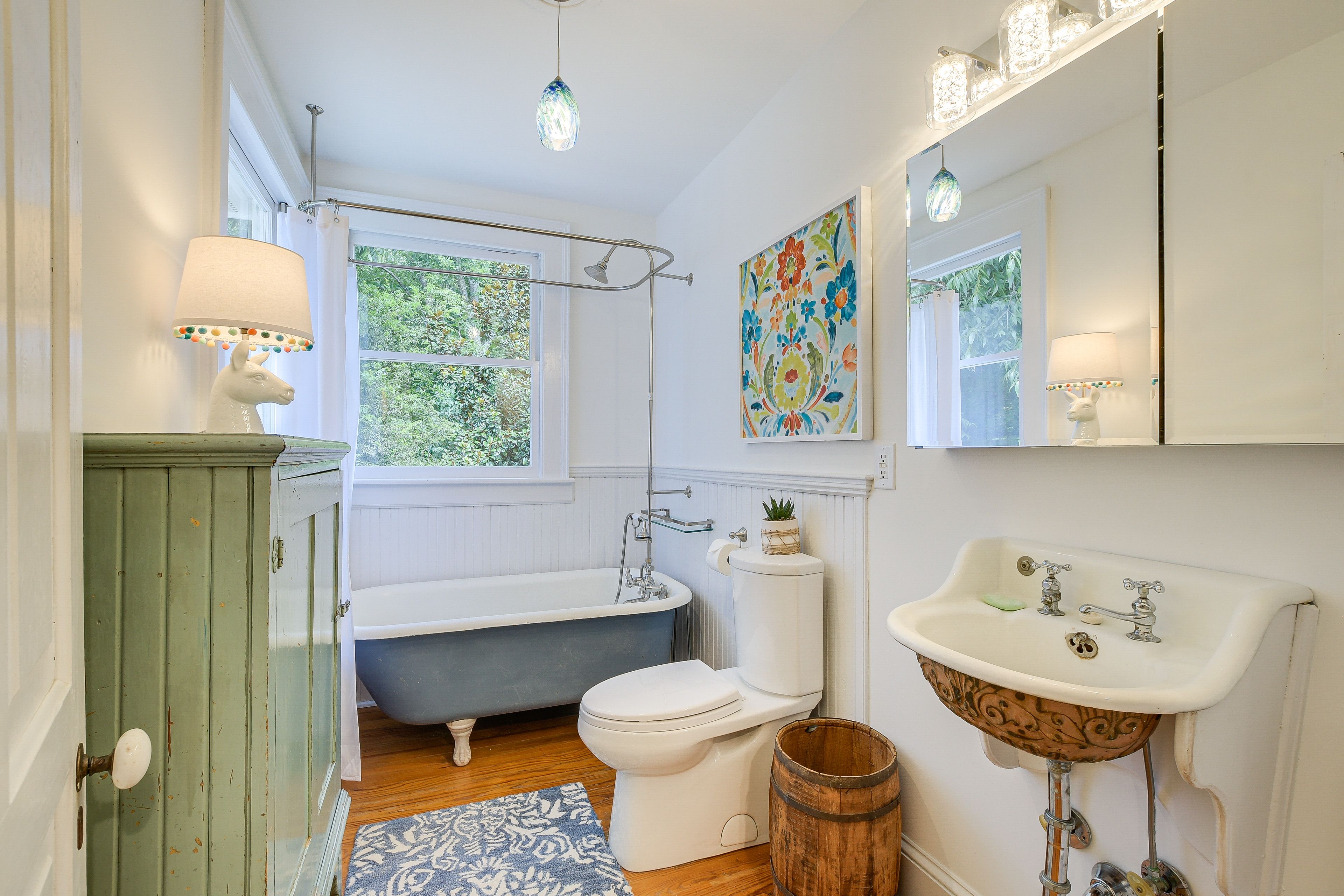 Full Bathroom | Towels Provided