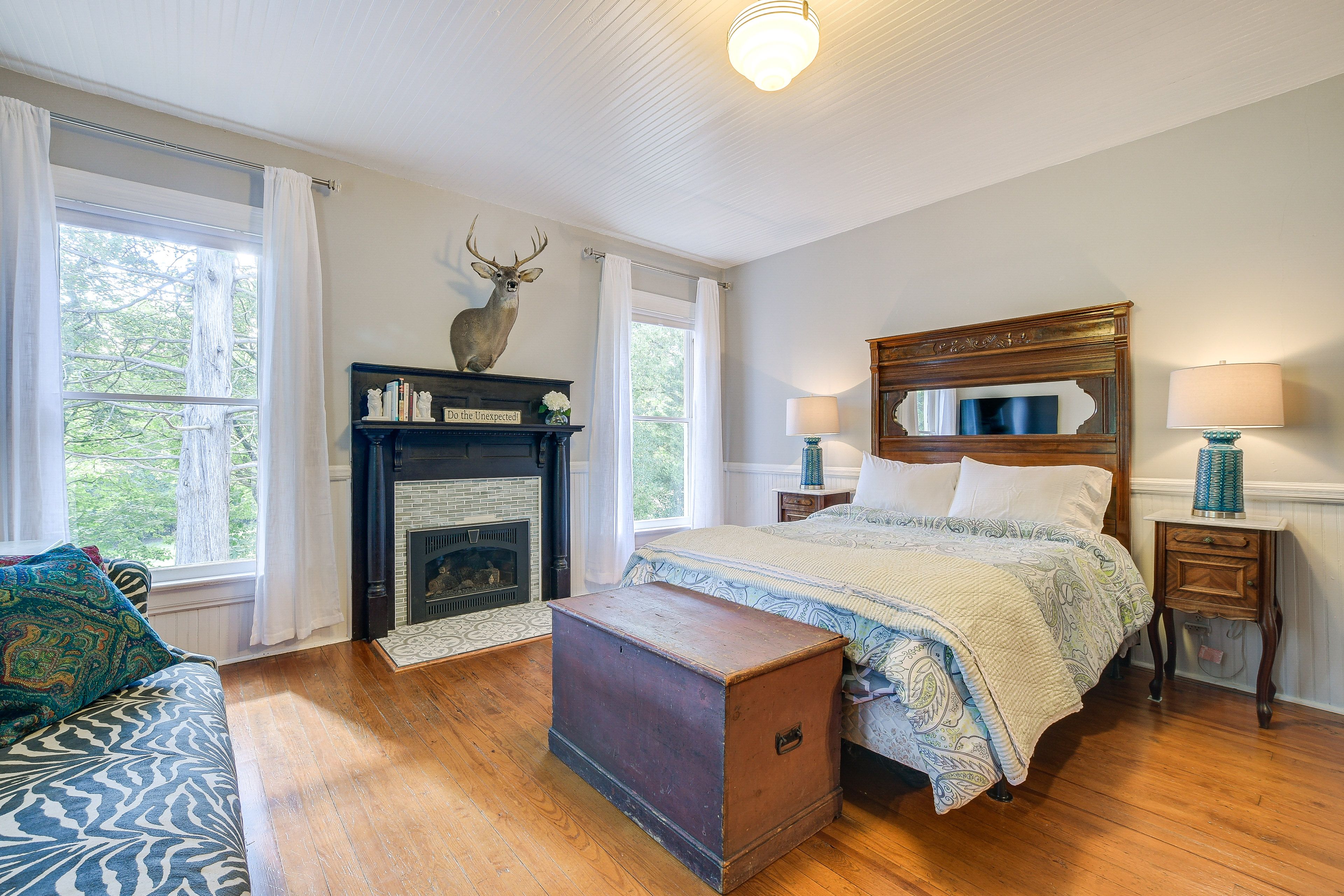 Bedroom 1 | Queen Bed | Flat-Screen TV | Fireplace