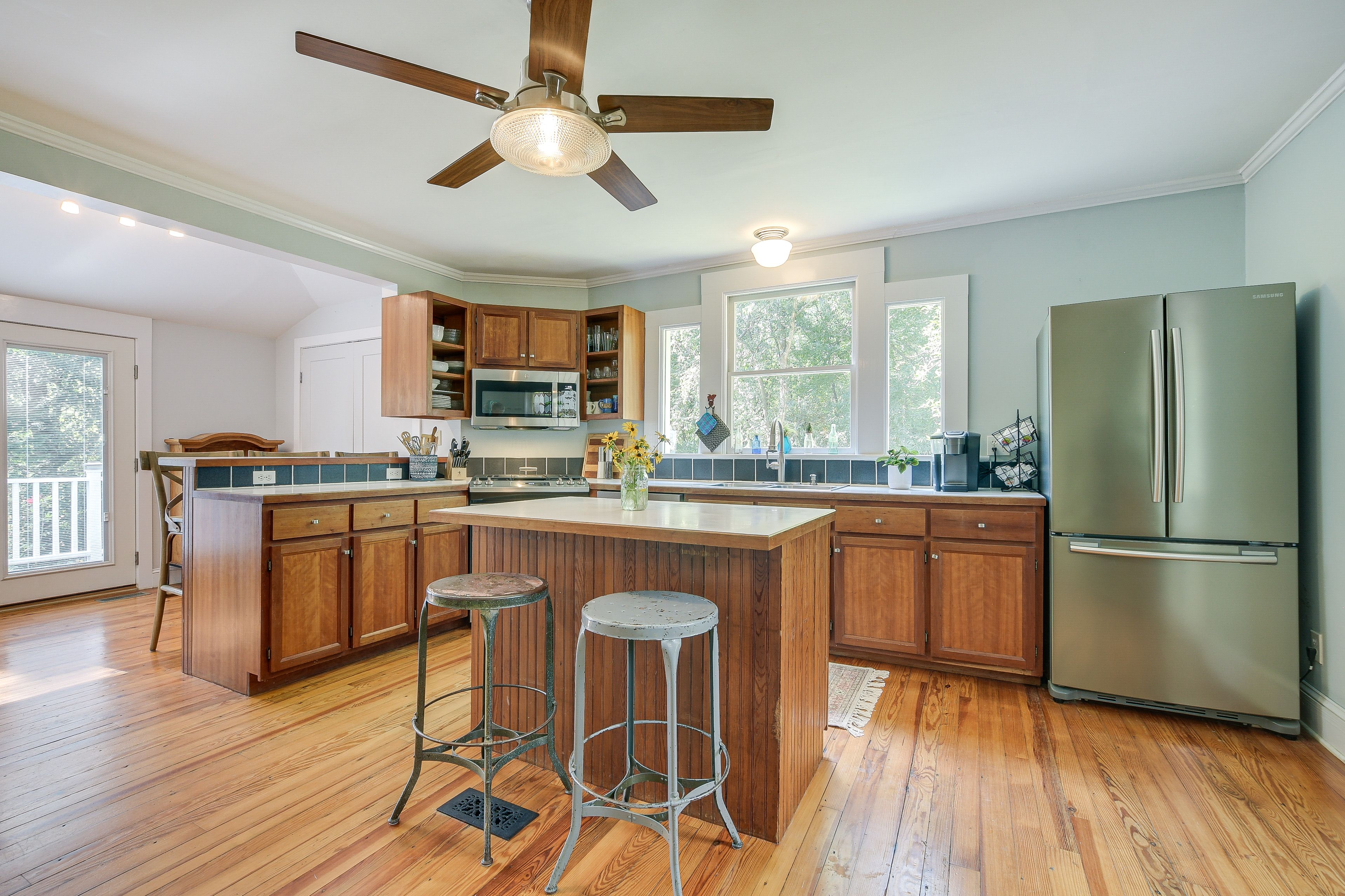 Kitchen | Stove/Oven | Dishwasher | Breakfast Bar | Electric Fireplace