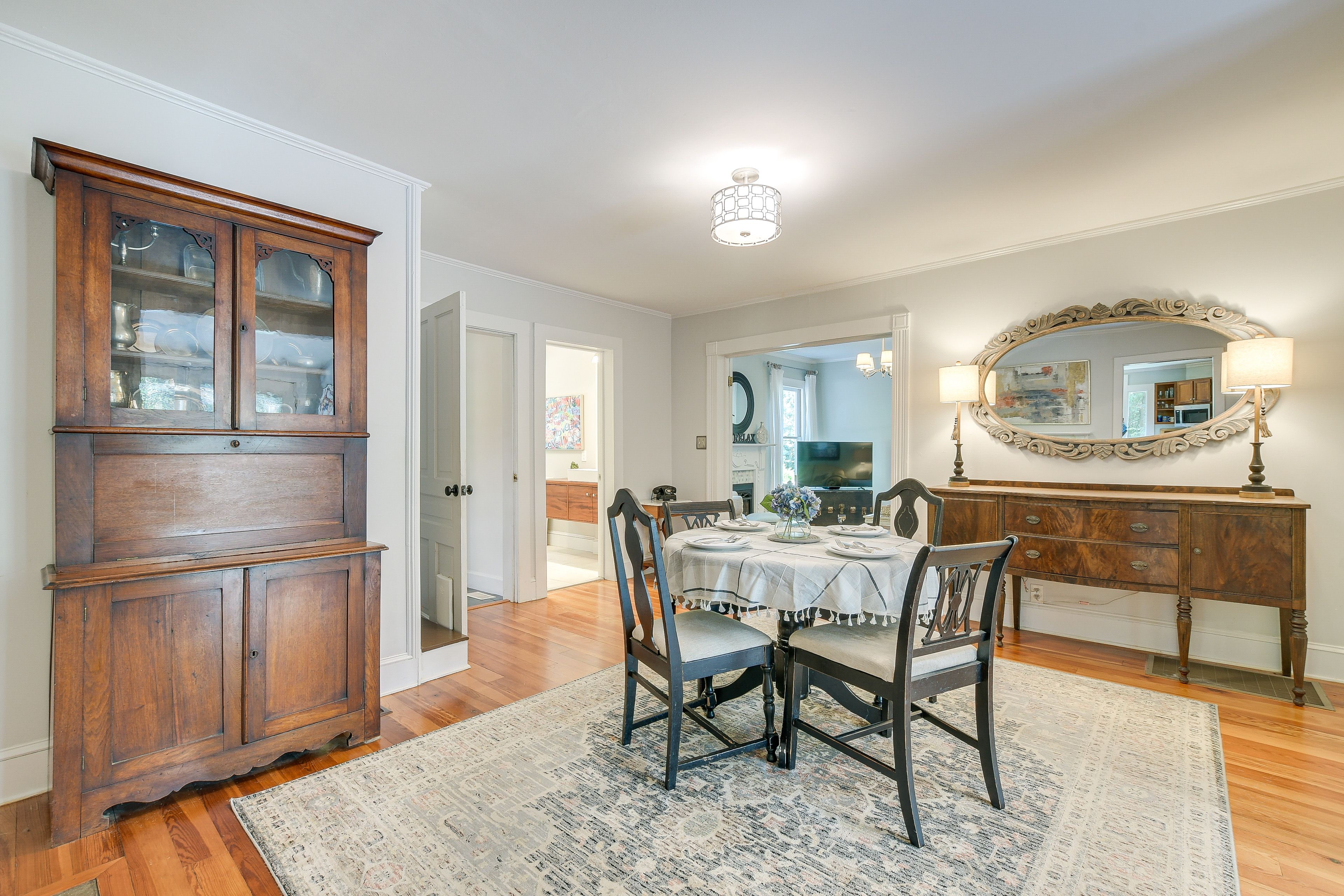 Dining Area | Dishware/Flatware Provided