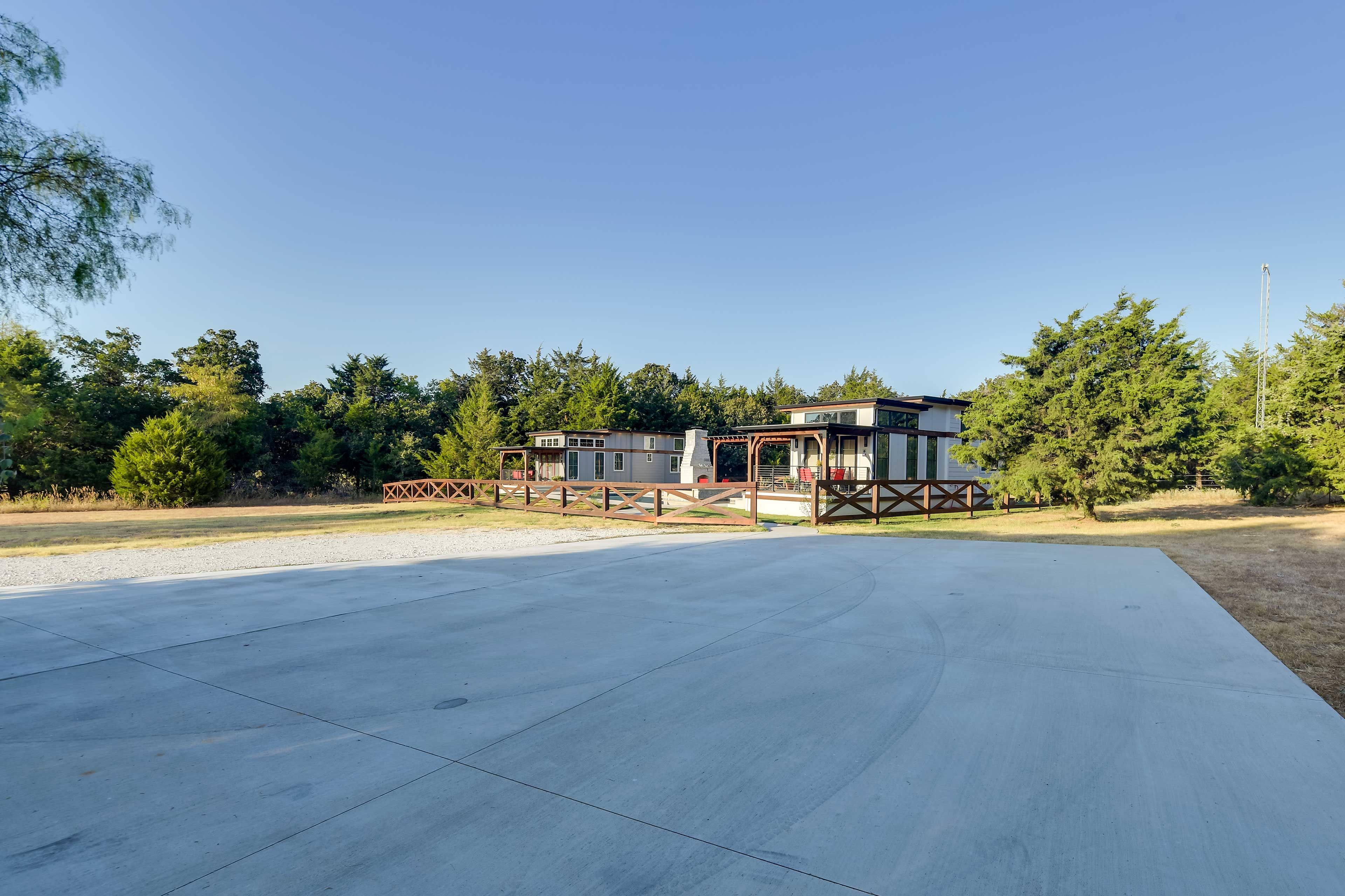 Parking | Shared Driveway (6 Vehicles)